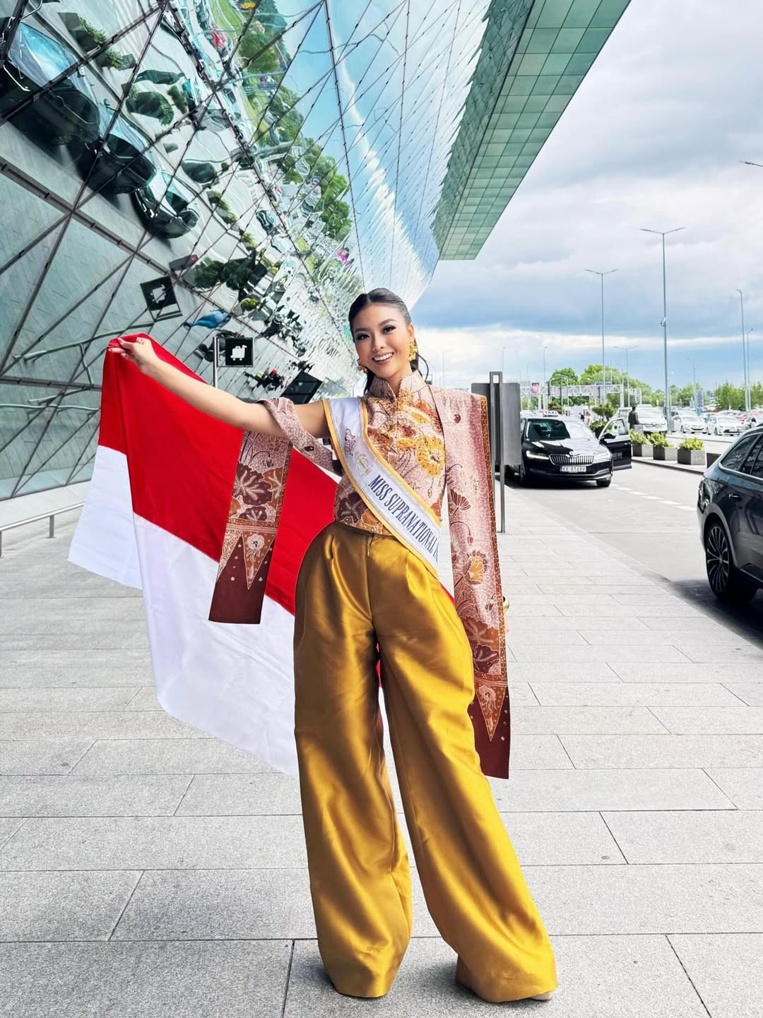 Đại diện Indonesia - Firsta Yufi Amarta Putri - nổi bật ở sân bay với trang phục mang họa tiết truyền thống. Firsta Yufi Amarta Putri năm nay 24 tuổi là cử nhân chuyên ngành tâm lý học. Cô được đánh giá cao ở trình độ học vấn và giao tiếp, ứng xử. Người đẹp đăng quang danh hiệu Puteri Indonesia 2025 và được cử làm đại diện Indonesia ở Hoa hậu Siêu quốc gia.