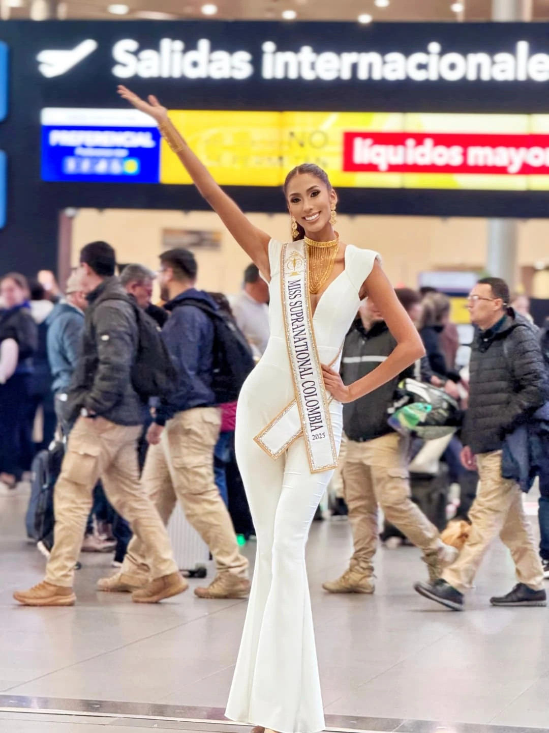 Ngày 9/6, nhiều người đẹp đã lên đường sang Ba Lan để tham dự cuộc thi Hoa hậu Siêu quốc gia 2025. Đại diện Colombia - Daniela Roldán - mặc bộ jumpsuit màu trắng, xẻ vòng 1 nổi bật ở sân bay. Cô là đại diện sáng giá của khu vực châu Mỹ. Cô năm nay 20 tuổi, là sinh viên chuyên ngành Thiết kế thời trang. Người đẹp có niềm đam mê sâu sắc với nghệ thuật như thơ ca, âm nhạc, hội họa. Cô cho biết thế mạnh của mình là khả năng kết nối mọi người.