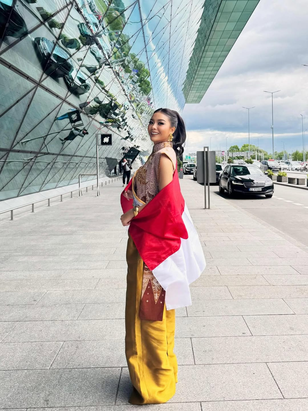 Đại diện Indonesia - Firsta Yufi Amarta Putri - nổi bật ở sân bay với trang phục mang họa tiết truyền thống. Firsta Yufi Amarta Putri năm nay 24 tuổi là cử nhân chuyên ngành tâm lý học. Cô được đánh giá cao ở trình độ học vấn và giao tiếp, ứng xử. Người đẹp đăng quang danh hiệu Puteri Indonesia 2025 và được cử làm đại diện Indonesia ở Hoa hậu Siêu quốc gia.