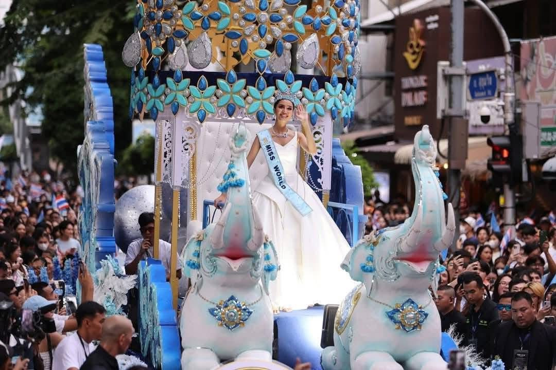 Biển người đi theo đoàn xe diễu hành chở Suchata Chuangsri qua các tuyến phố ở Thái Lan hôm 14/6.