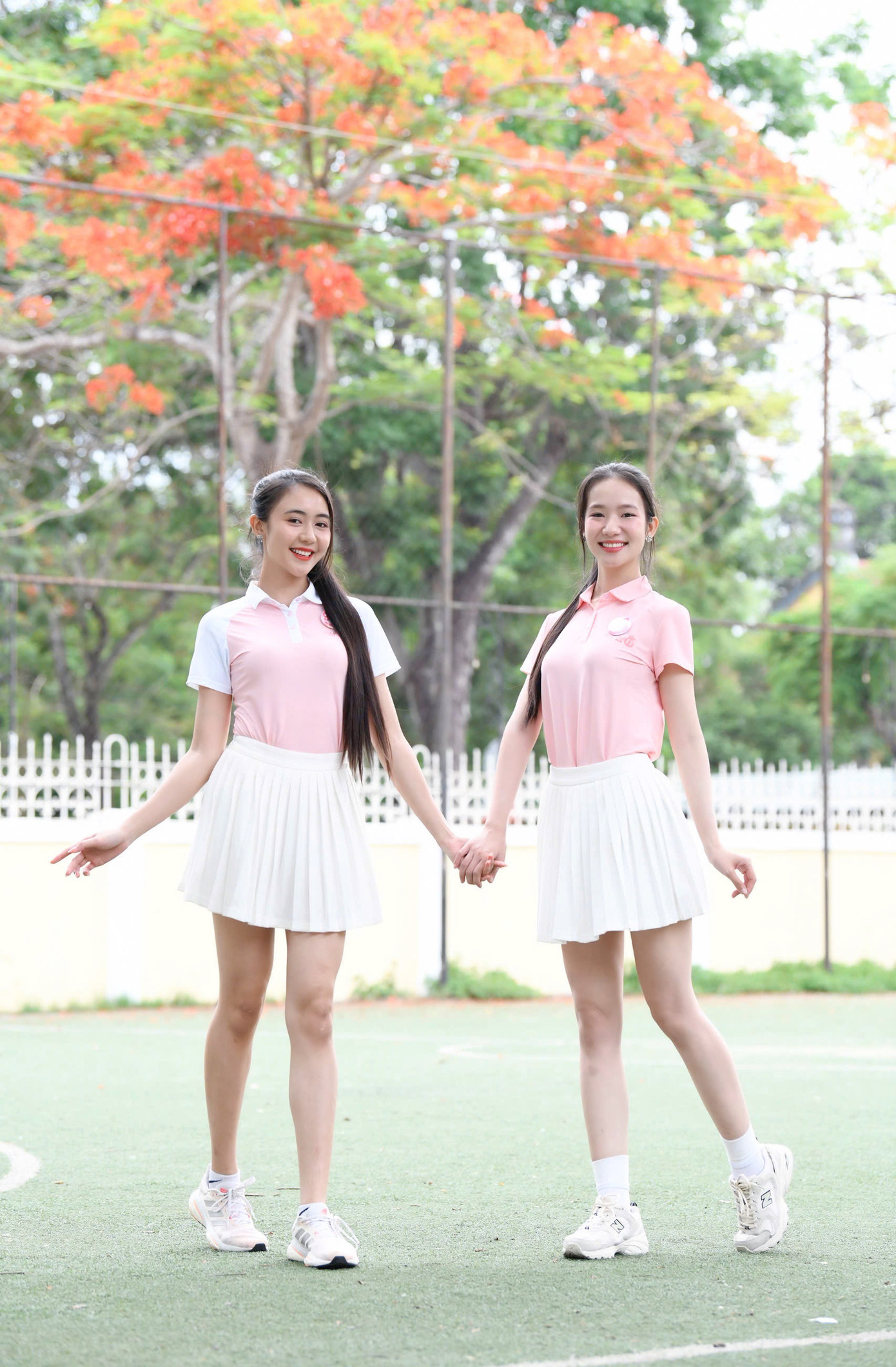 Hai thí sinh Lê Thị Mỹ Dung, Nguyễn Phương Nhi thu hút với vẻ đẹp trong trẻo, ngọt ngào. Mỹ Dung cho biết hành trình tại Hoa hậu Việt Nam 2024 là cột mốc đáng nhớ trong thanh xuân tươi đẹp của cô. Trong khi đó cô gái Huế Nguyễn Phương Nhi cảm thấy tự hào khi được trình diễn trên chính quê hương mình. Cô cũng cảm thấy tiếc nuối khi sắp phải chia tay các thí sinh.