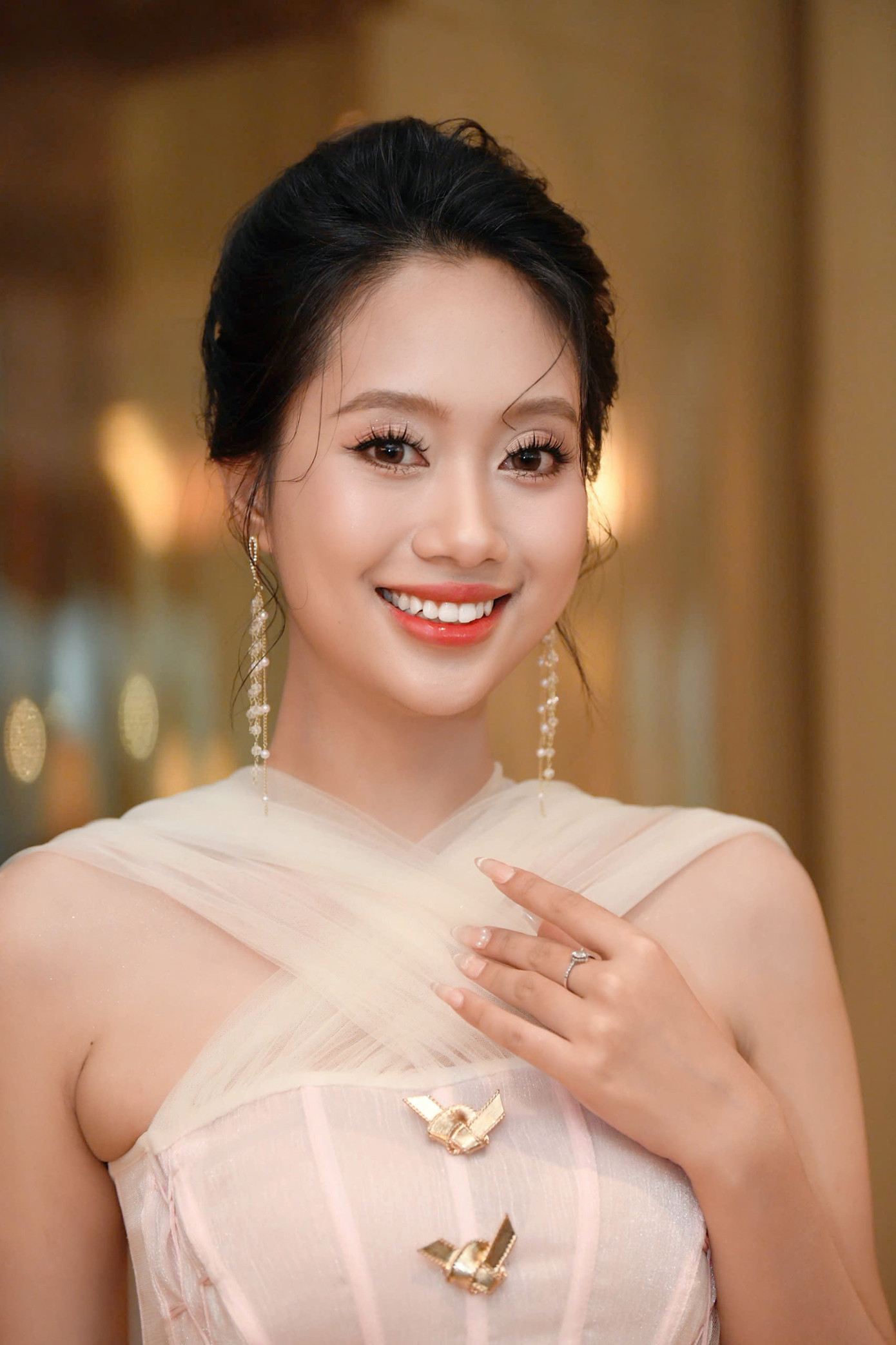 Thí sinh Nguyễn Mai Phương, SBD 131, sinh năm 2000, đến từ Yên Bái. Cô cao 1,68 m, nặng 50 kg, số đo ba vòng 77-59-88 cm. Mai Phương là Hoa khôi Đại học Dược Hà Nội. Năm 2024, cô tốt nghiệp bằng Dược sĩ và được Khen thưởng đạt thành tích xuất sắc trong 5 năm học tại Đại học Dược Hà Nội.