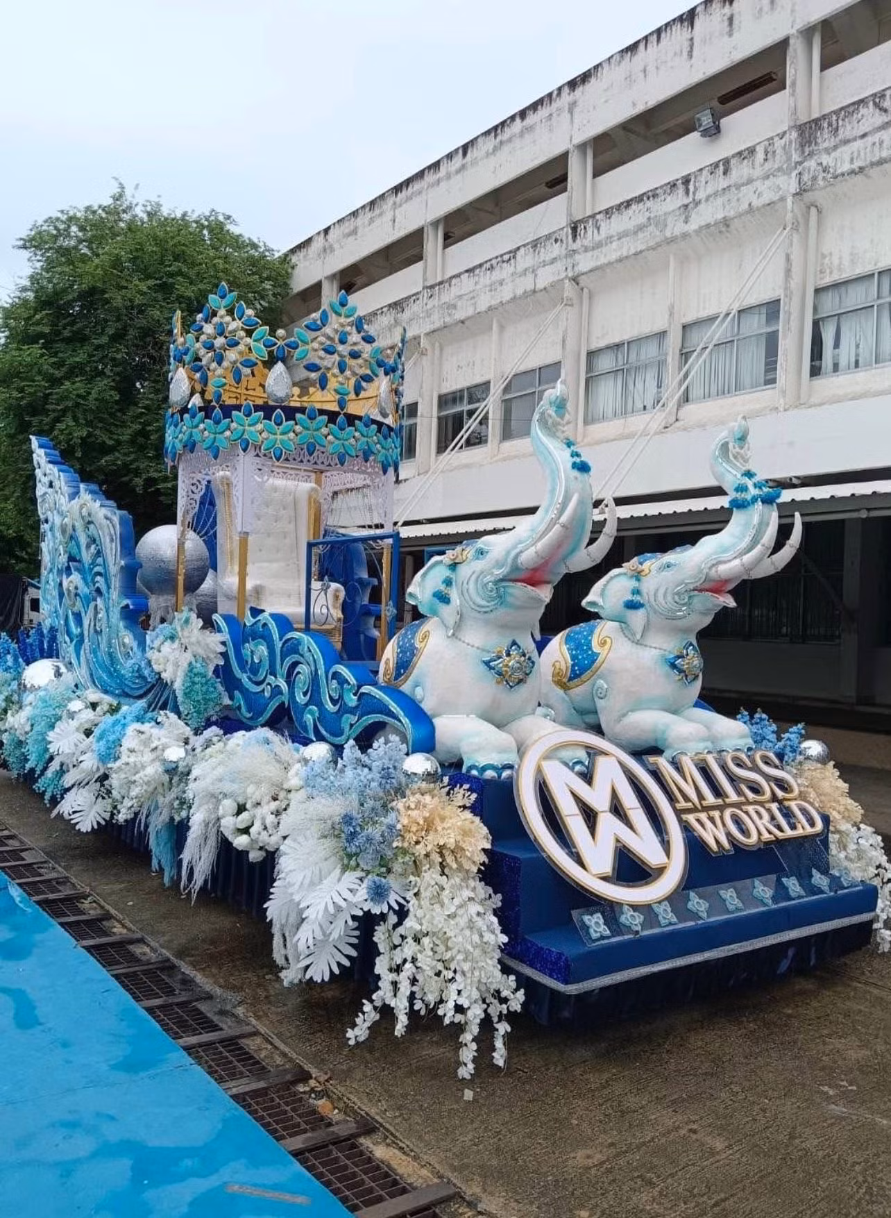 Suchata Chuangsri sẽ có buổi diễu hành qua các tuyến phố sầm uất nhất ở Bangkok. Sau đó, cô tham gia nhiều sự kiện chào mừng được tổ chức bởi chính phủ và công ty chủ quản - TPN Global.