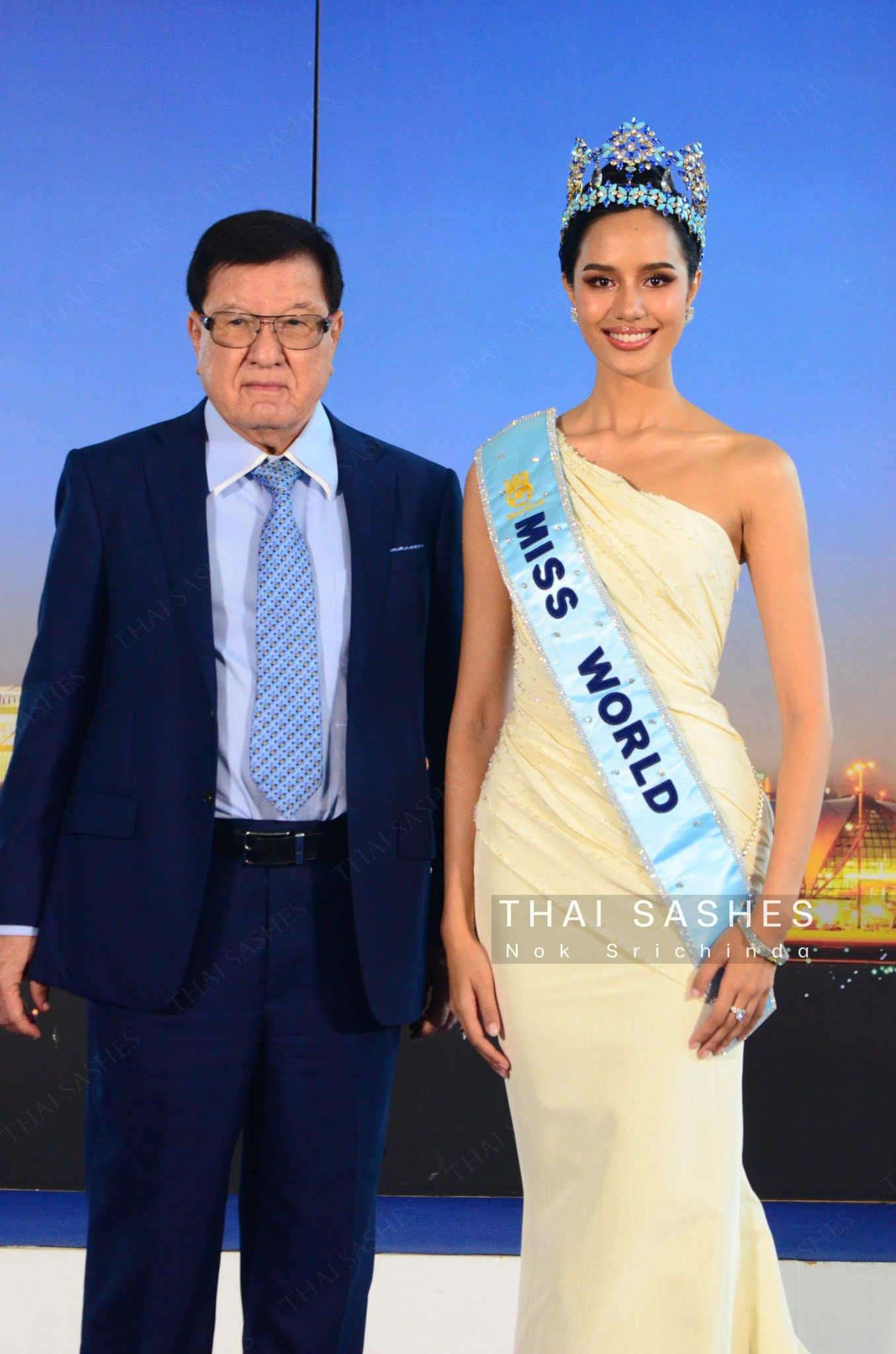 Thủ tướng đã khen ngợi cô vào thời điểm đó, nói rằng Opal là người sáng tạo, có năng lượng tích cực và điều đó đã dẫn đến thành công của cô trong cuộc thi Hoa hậu Hoàn vũ 2024.