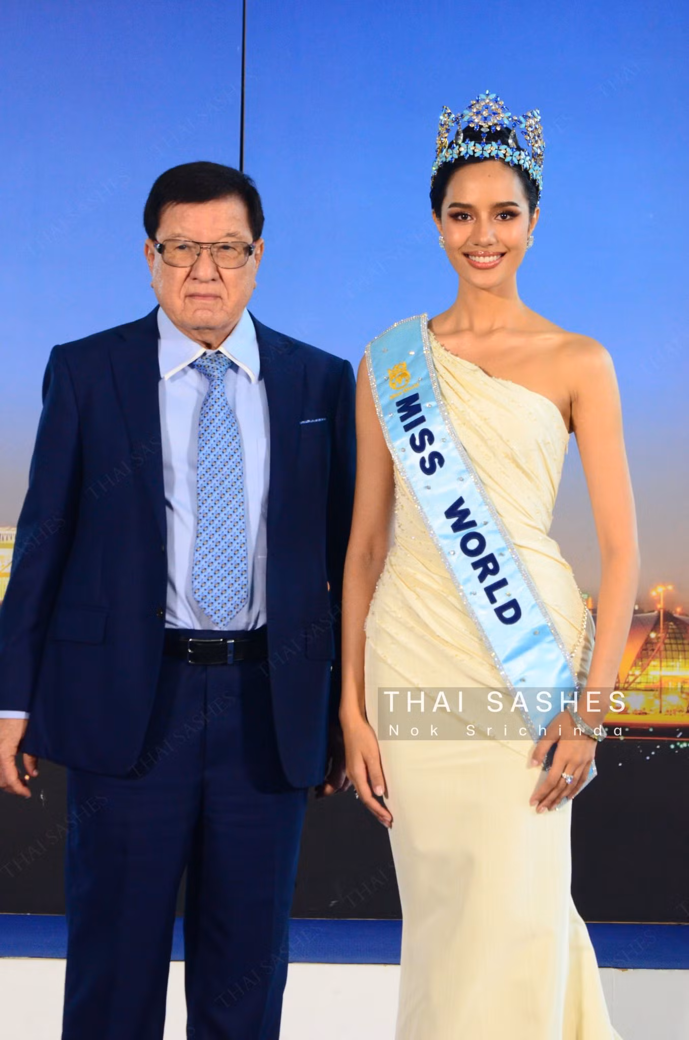 Thủ tướng đã khen ngợi cô vào thời điểm đó, nói rằng Opal là người sáng tạo, có năng lượng tích cực và điều đó đã dẫn đến thành công của cô trong cuộc thi Hoa hậu Hoàn vũ 2024.