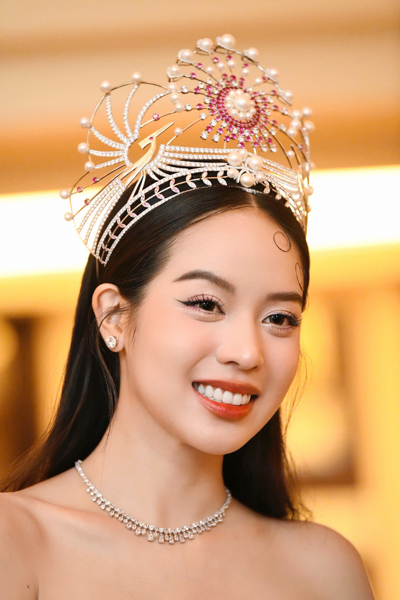 “Khi mới đăng quang, tôi lo lắng, bất an, lo không tạo được dấu ấn. Tuy nhiên hiện tại, tôi vui vì làm được nhiều điều, có dấu ấn riêng nhờ danh hiệu Hoa hậu Quốc tế. Tôi không có gì tiếc nuối trong hành trình vừa qua”, Thanh Thủy nói.