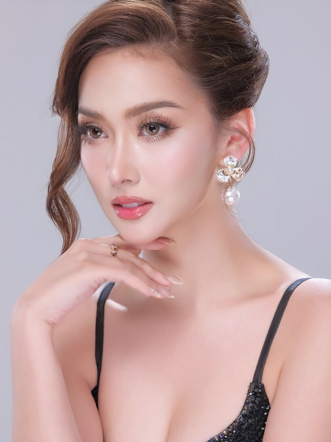 Trong đêm chung kết Binibining Pilipinas 2025, Katrina đã dành sự tưởng nhớ tới người mẹ quá cố của mình bằng cách diện bộ váy dạ hội.