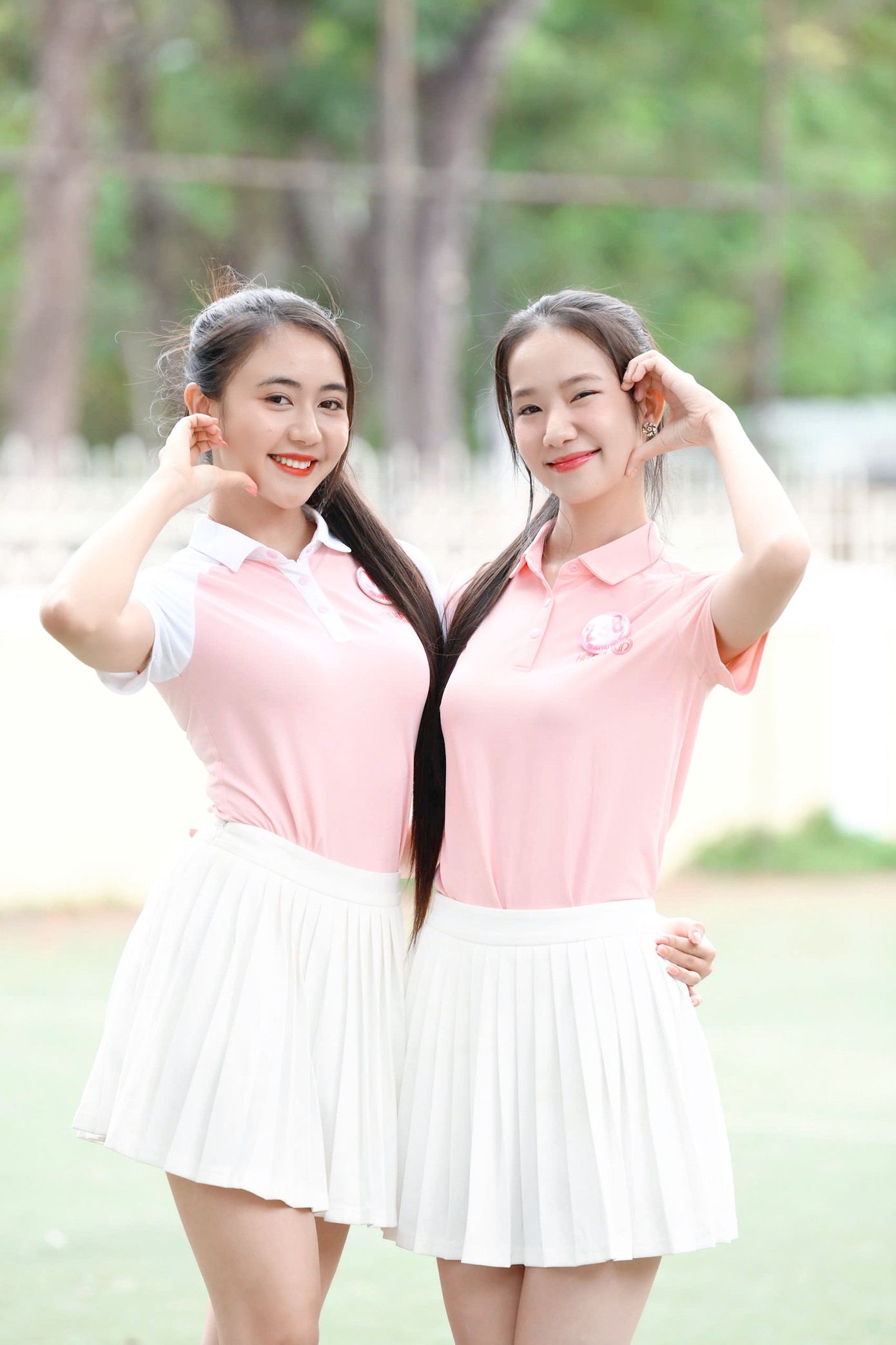 Hai thí sinh Lê Thị Mỹ Dung, Nguyễn Phương Nhi thu hút với vẻ đẹp trong trẻo, ngọt ngào. Mỹ Dung cho biết hành trình tại Hoa hậu Việt Nam 2024 là cột mốc đáng nhớ trong thanh xuân tươi đẹp của cô. Trong khi đó cô gái Huế Nguyễn Phương Nhi cảm thấy tự hào khi được trình diễn trên chính quê hương mình. Cô cũng cảm thấy tiếc nuối khi sắp phải chia tay các thí sinh.