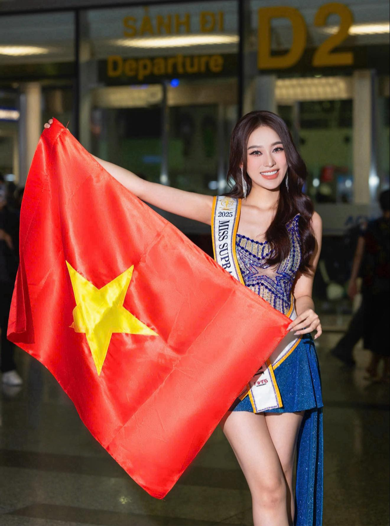 Ngày 10/6, đại diện Việt Nam - Võ Cao Kỳ Duyên - bay sang Ba Lan để tham dự Hoa hậu Siêu quốc gia 2025. Võ Cao Kỳ Duyên năm nay 20 tuổi, quê Hải Phòng. Người đẹp cao 1,75 m, số đo ba vòng 84-60-97 cm, đang là sinh viên Đại học Hàng hải Việt Nam.