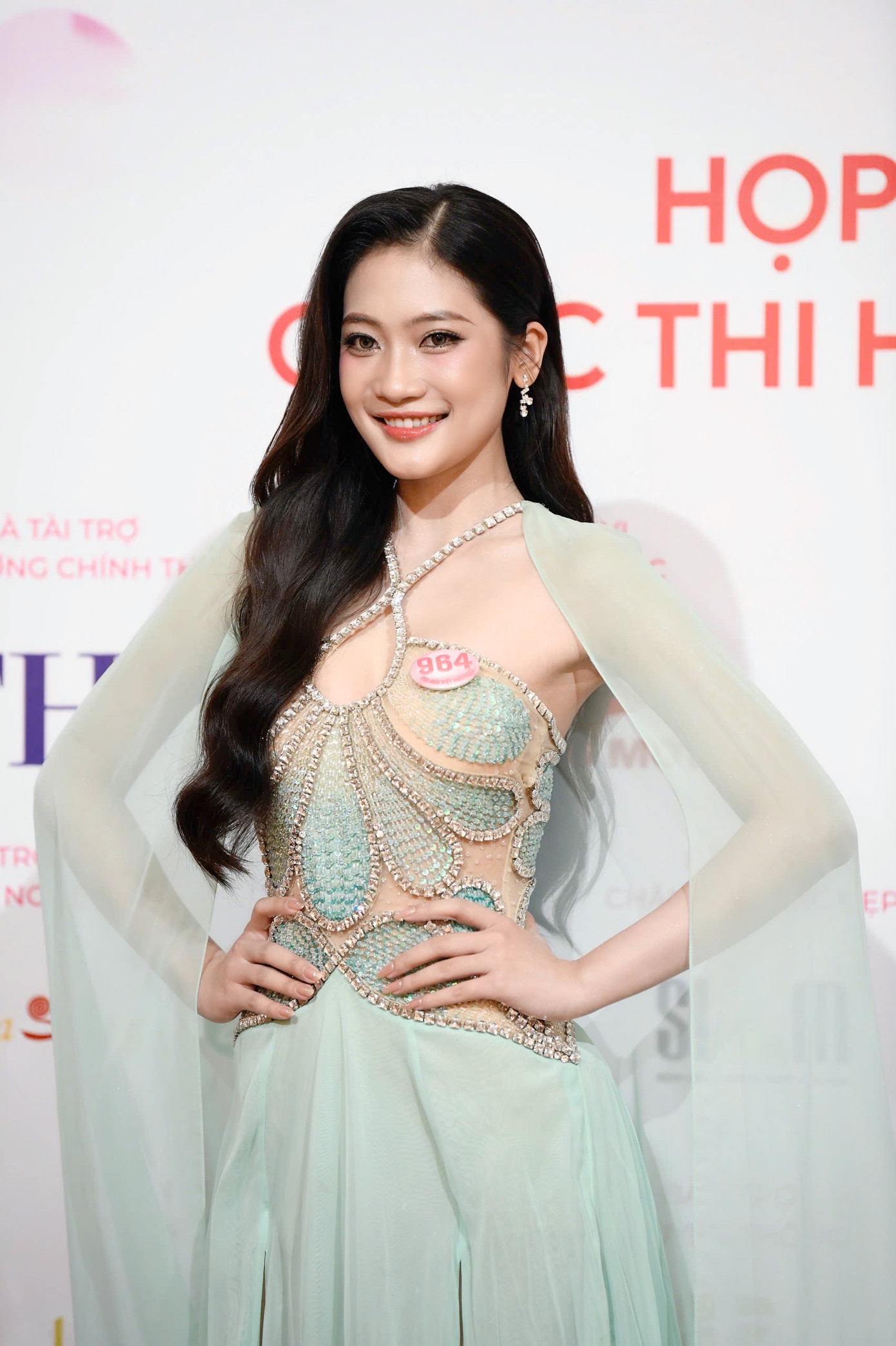 Thí sinh Phùng Thị Hương Giang, SBD 964, sinh năm 2004, đến từ Thanh Hóa. Cô cao 1,74 m, số đo ba vòng 81-62-96 cm, đôi chân dài, thẳng tắp. Hương Giang đang học ngành Kinh doanh Quốc tế tại Đại học Greenwich.