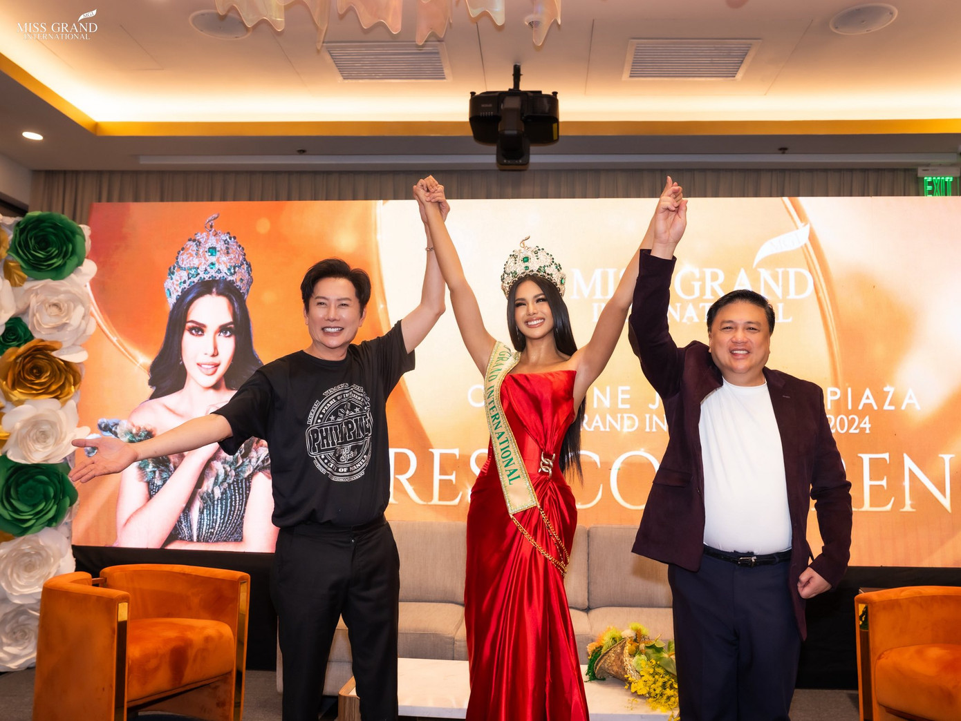 Ông Nawat và Hoa hậu Hòa bình Quốc tế 2024 Christine Juliane Opiaza trong chuyến trở về quê nhà ở Philippines. Ông Nawat và Hoa hậu Hòa bình Quốc tế 2024 Christine Juliane Opiaza trong chuyến trở về quê nhà ở Philippines.