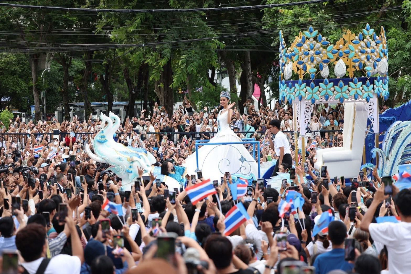 Biển người đi theo đoàn xe diễu hành chở Suchata Chuangsri qua các tuyến phố ở Thái Lan hôm 14/6.