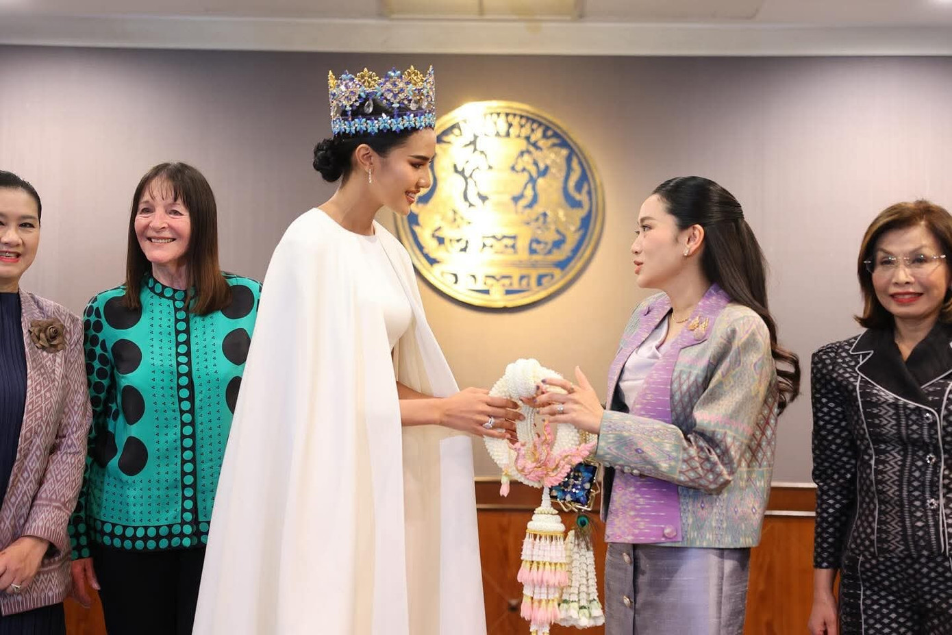 Hoa hậu Thế giới 2025 Suchata Chuangsri diện kiến Thủ tướng Thái Lan Paetongtarn Shinawatra.