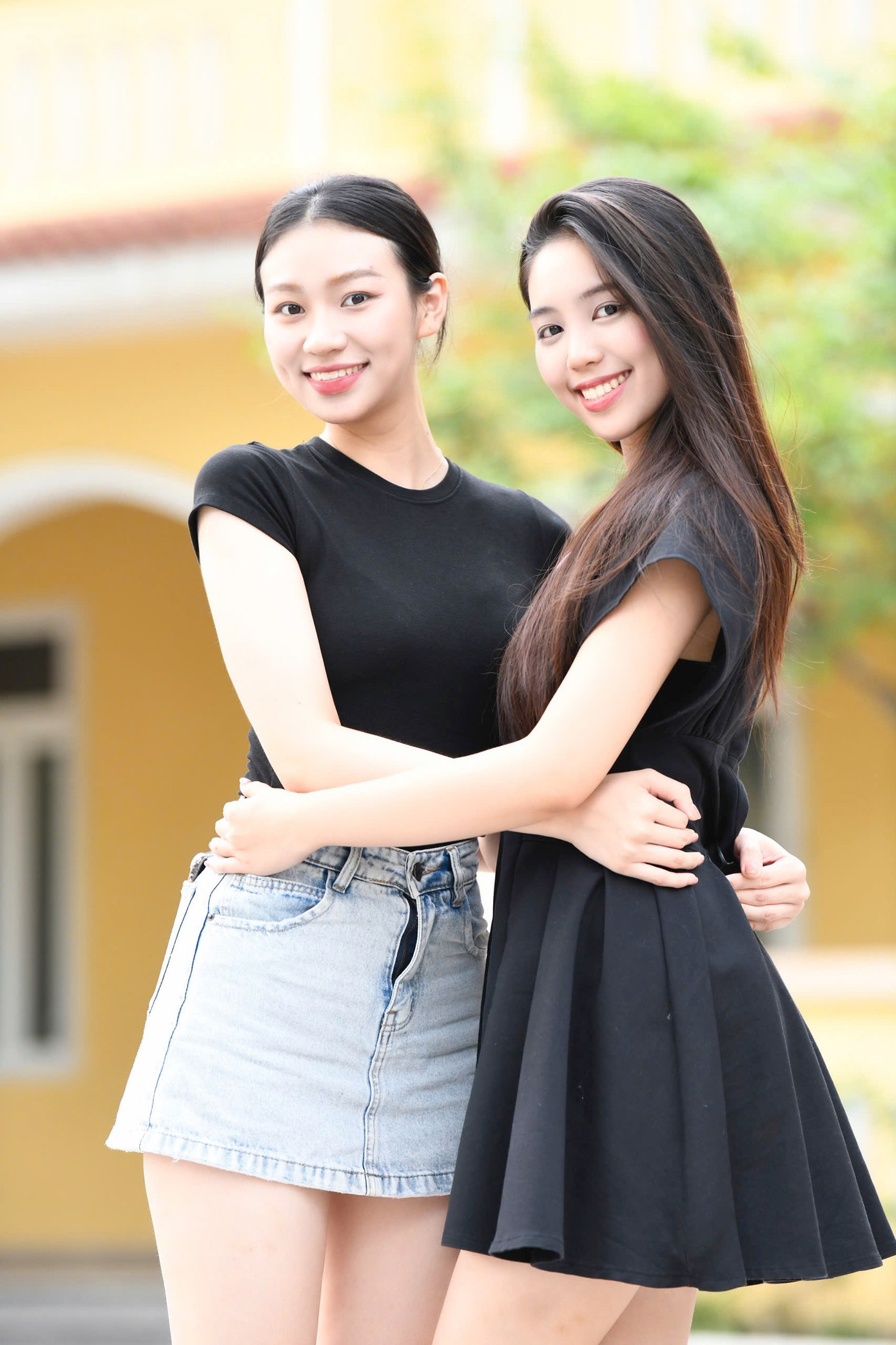 Tại nhà chung, Trần Ngọc Châu Anh và Trần Thị Huyền Cơ là hai người bạn thân. Họ đồng hành cùng nhau trong các hoạt động tập luyện, ngoại khóa ở cuộc thi. "Tôi đang nỗ lực hết sức trong chặng hành trình cuối để Hoa hậu Việt Nam 2024 là cột mốc đáng nhớ nhất trong thanh xuân của mình", Huyền Cơ chia sẻ.