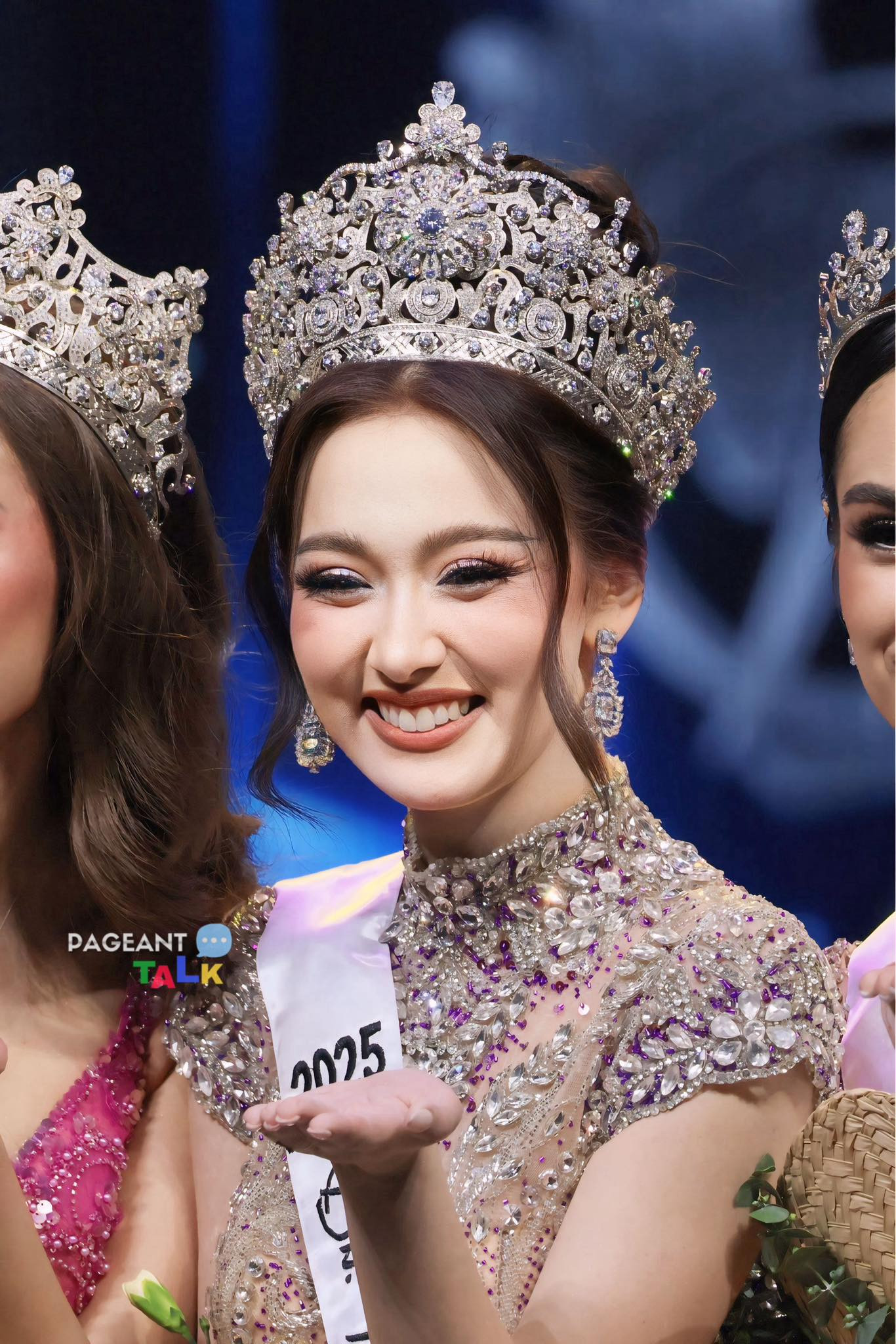Đêm chung kết cuộc thi Binibining Pilipinas 2025 đã diễn ra ở Araneta Coliseum, Philippines tối 15/6 với chiến thắng thuộc về người đẹp Katrina Anne Johnson. Cô được trao quyền đại diện Philippines tại cuộc thi Hoa hậu Quốc tế 2026. Người đẹp còn giành 2 giải thưởng phụ là Best in Evening Gown và Binibining Dunkin.