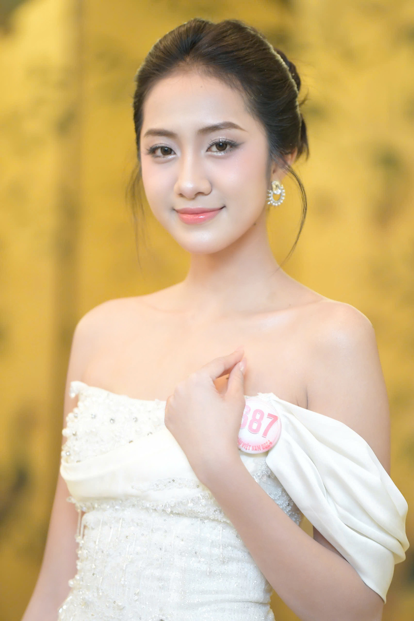 Thí sinh Hà Trúc Linh, SBD 687, sinh năm 2004, đến từ Phú Yên. Cô cao 1,72 m, số đo ba vòng 75-61-92 cm. Trúc Linh là Hoa khôi Đại học Tài chính - Marketing 2023. Hà Trúc Linh gây ấn tượng với vẻ ngoài nữ tính, làn da nâu khỏe mạnh.