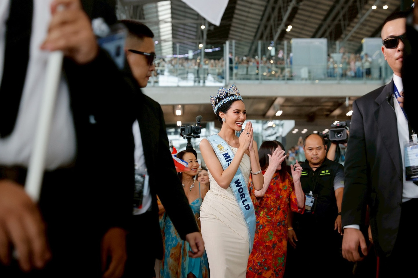 Hàng ngàn khán giả Thái Lan đã vây kín sân bay Suvarnabhumi để chào mừng Opal Suchata Chuangsri trở về nhà. Đây được xem là cảnh tượng chưa từng có ở giới sắc đẹp Thái Lan trong nhiều năm qua.