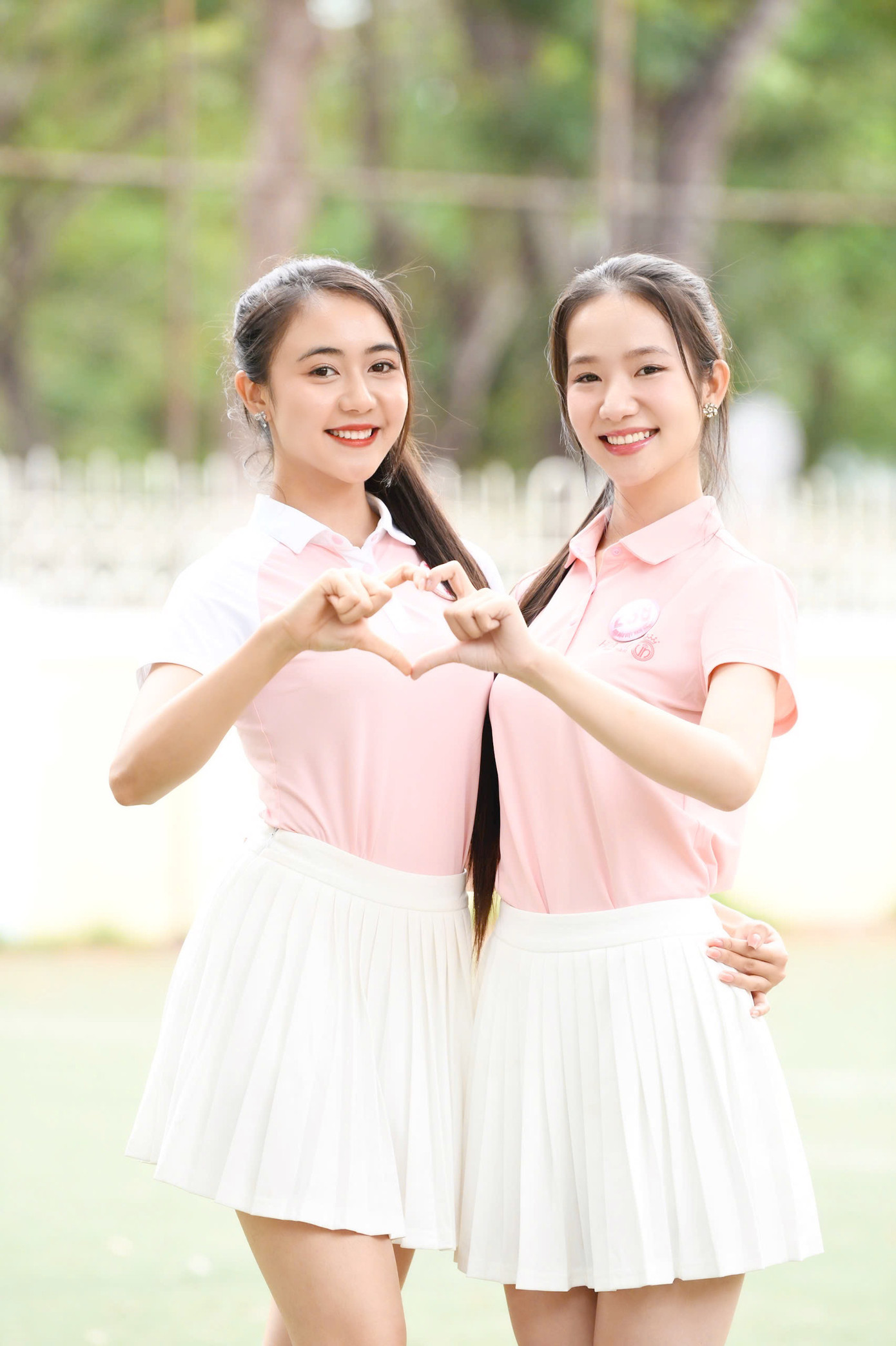 Hai thí sinh Lê Thị Mỹ Dung, Nguyễn Phương Nhi thu hút với vẻ đẹp trong trẻo, ngọt ngào. Mỹ Dung cho biết hành trình tại Hoa hậu Việt Nam 2024 là cột mốc đáng nhớ trong thanh xuân tươi đẹp của cô. Trong khi đó cô gái Huế Nguyễn Phương Nhi cảm thấy tự hào khi được trình diễn trên chính quê hương mình. Cô cũng cảm thấy tiếc nuối khi sắp phải chia tay các thí sinh.