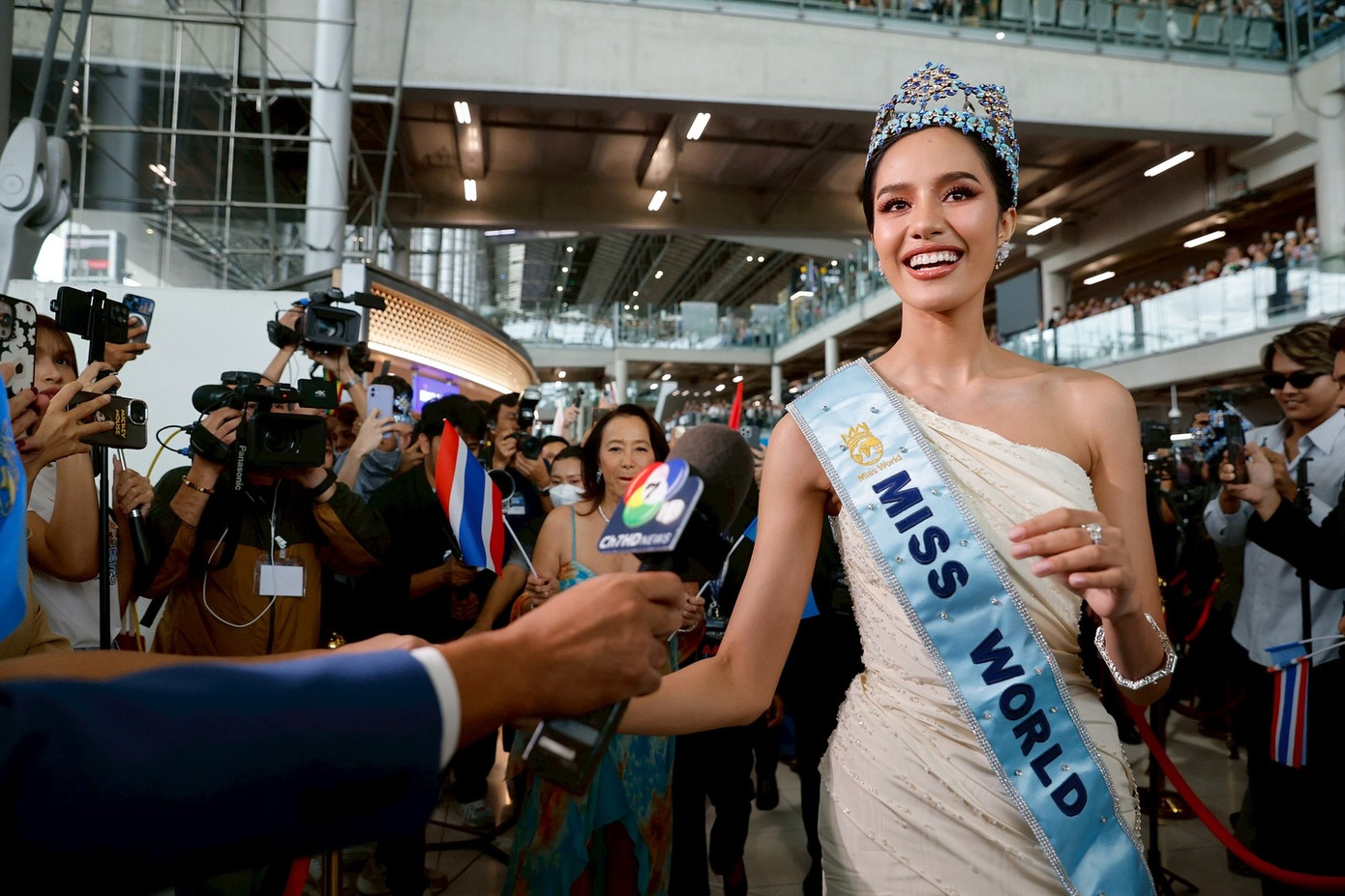 Suchata Chuangsri đã chứng minh sự nỗ lực khi dám từ bỏ danh hiệu Á hậu 3 Hoa hậu Hoàn vũ 2024 để theo đuổi giấc mơ. Cô cũng truyền cảm hứng với câu chuyện vượt qua căn bệnh ung thư vú ở tuổi 16.