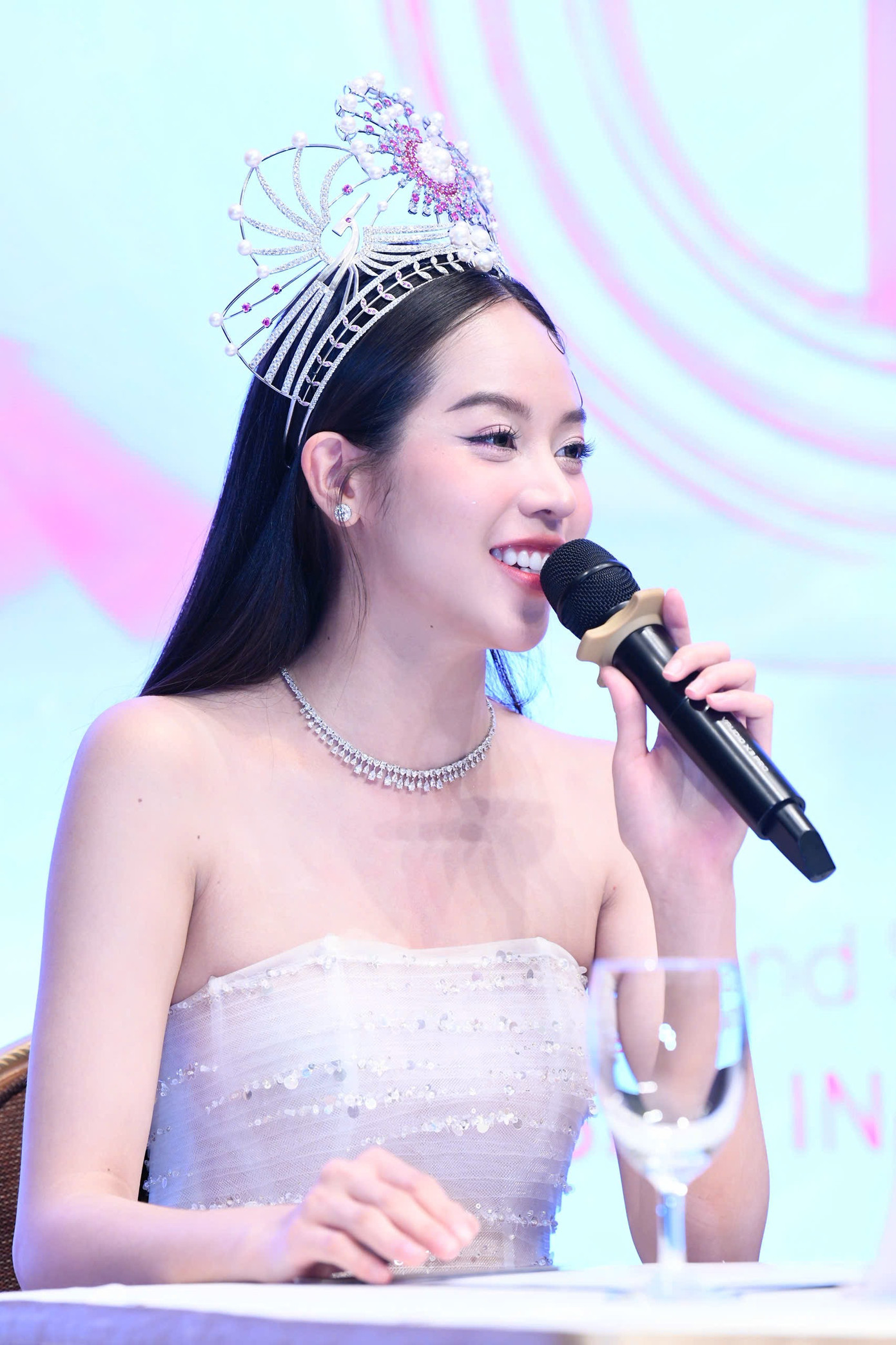 "Hoa hậu có thể dễ dàng thực hiện các dự án cộng đồng, nhưng ai mang đến giá trị thật, bền vững cho xã hội mới đáng nể", Thanh Thủy nói.