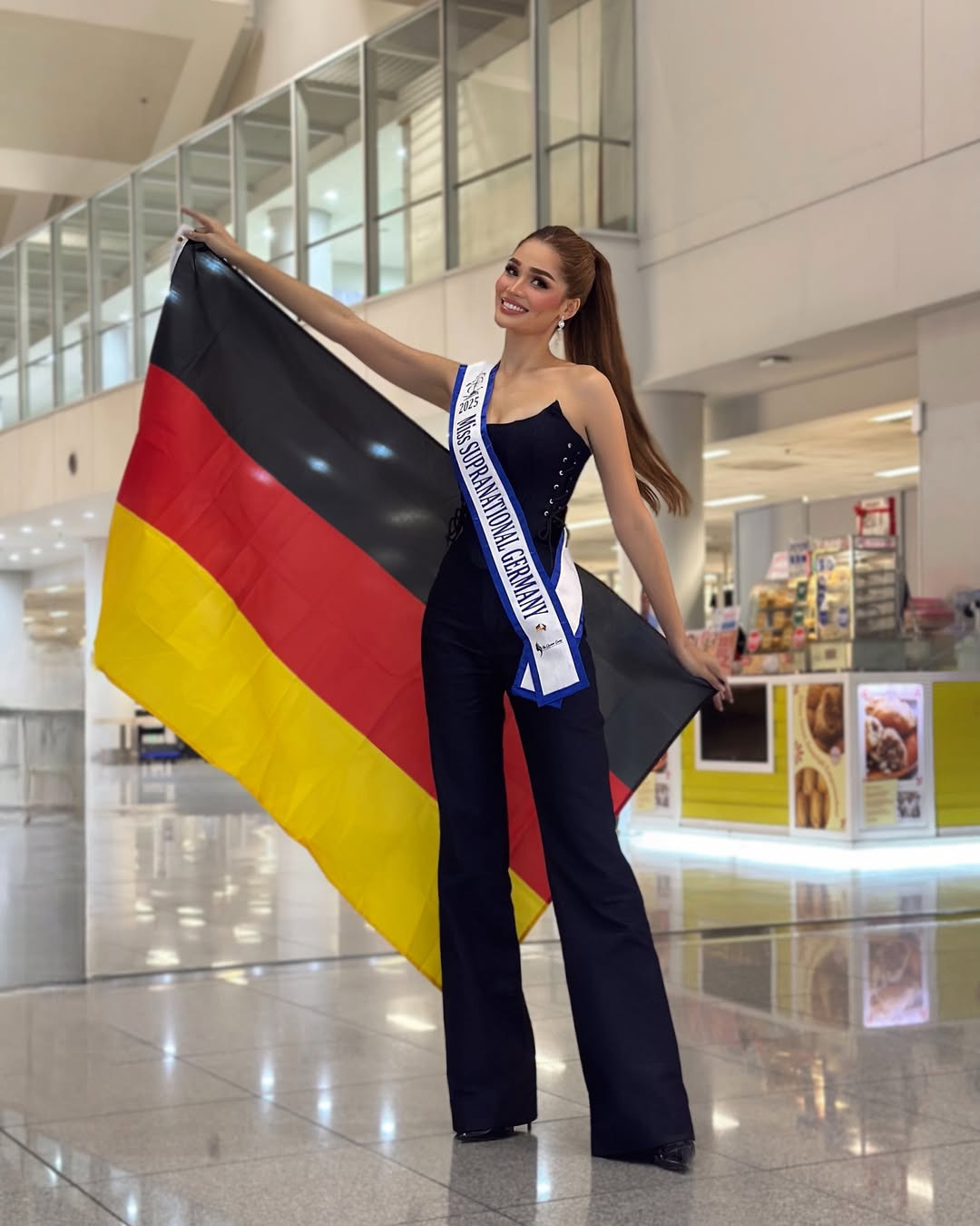 Đại diện Đức - Anna Valencia Lakrini - là ứng viên sáng giá của khu vực châu Âu. Anna có bằng về dinh dưỡng của Đại học Vienna và là một huấn luyện viên. Cô cũng là người mẫu, vận động viên chạy bộ, giáo viên tiếng Đức. Người đẹp theo đuổi dự án đấu tranh cho an ninh lương thực và chống lại tình trạng suy dinh dưỡng, đồng thời giúp đỡ những người sống lang thang trên đường phố.