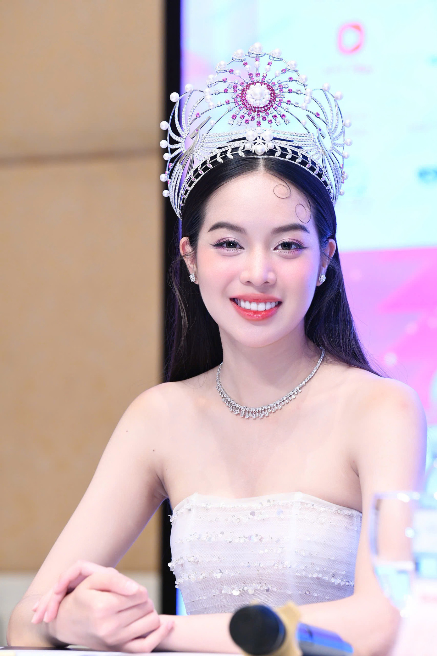 Cô cũng chia sẻ thêm về lòng nhân ái của một hoa hậu. Thanh Thủy nói tấm lòng nhân ái thể hiện ở việc bản thân sống tử tế, học tập và làm theo 5 điều Bác Hồ dạy.