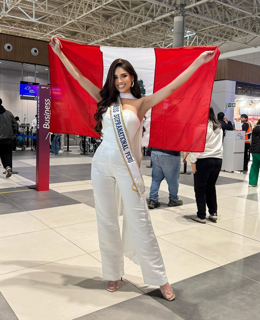 Đại diện Peru là ứng viên ấn tượng ở khu vực châu Mỹ. Mayra Messa năm nay 29 tuổi, là người mẫu và nhà hoạt động xã hội. Cô đang theo đuổi bằng cử nhân Luật và hiện đang làm trợ lý pháp lý, chuyên về luật dân sự, gia đình và lao động.