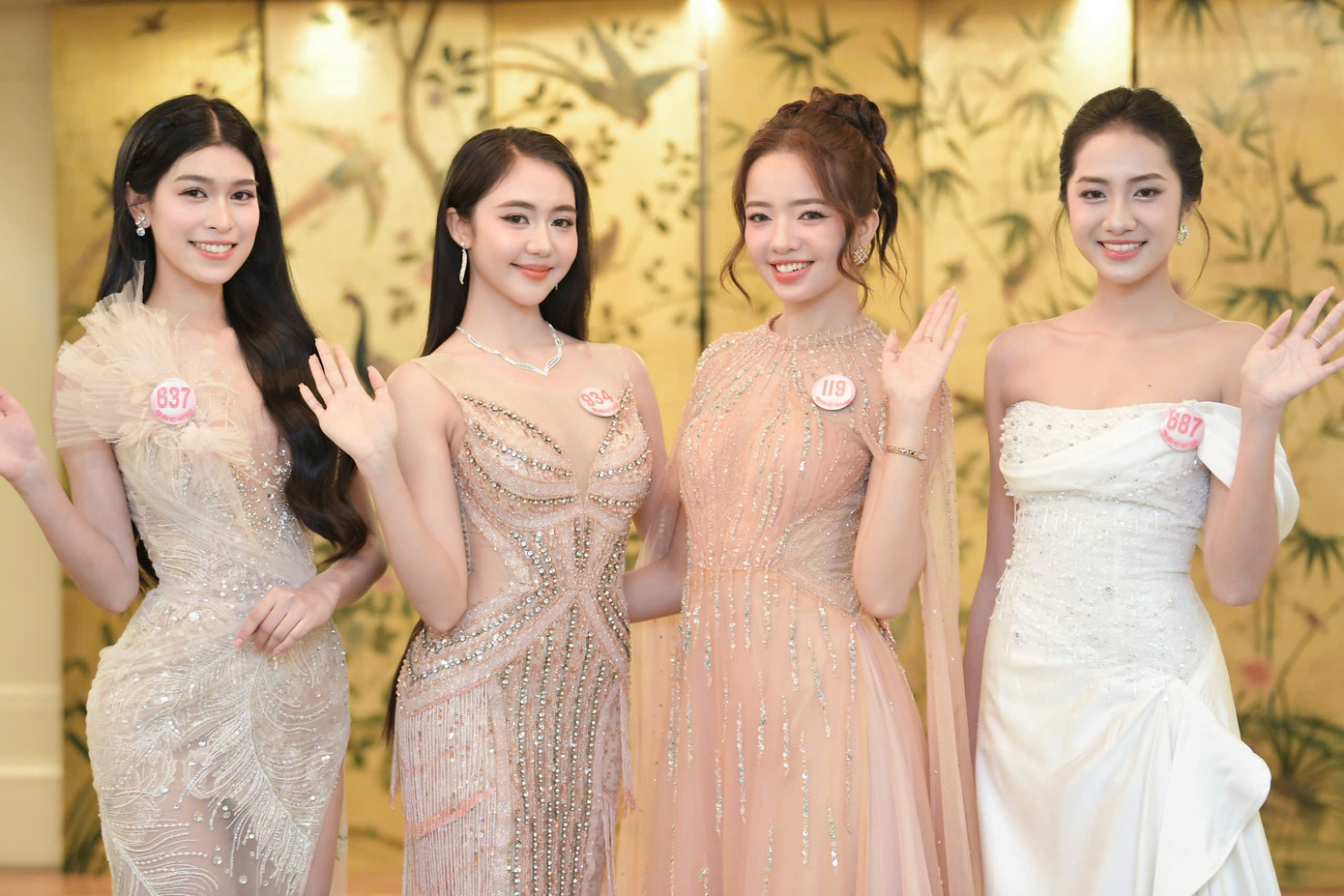 Trải qua 6 tháng với nhiều vòng thi - từ sơ khảo, đến chung khảo toàn quốc - cuộc thi Hoa Hậu Việt Nam 2024 ghi dấu ấn bằng sự chuyên nghiệp, sáng tạo và đầy nhân văn. Họp báo chung kết diễn ra chiều 13/6 tại TP Huế. 25 thí sinh xuất hiện lộng lẫy trong buổi họp báo.