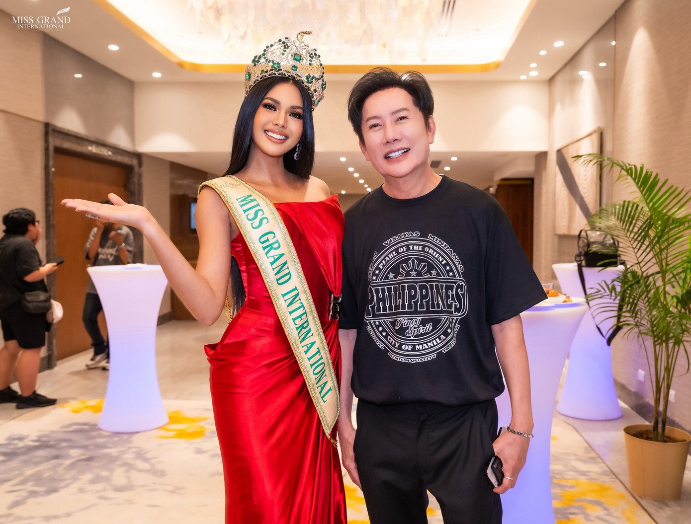 Ông Nawat và Hoa hậu Hòa bình Quốc tế 2024 Christine Juliane Opiaza trong chuyến trở về quê nhà ở Philippines. Ông Nawat và Hoa hậu Hòa bình Quốc tế 2024 Christine Juliane Opiaza trong chuyến trở về quê nhà ở Philippines.