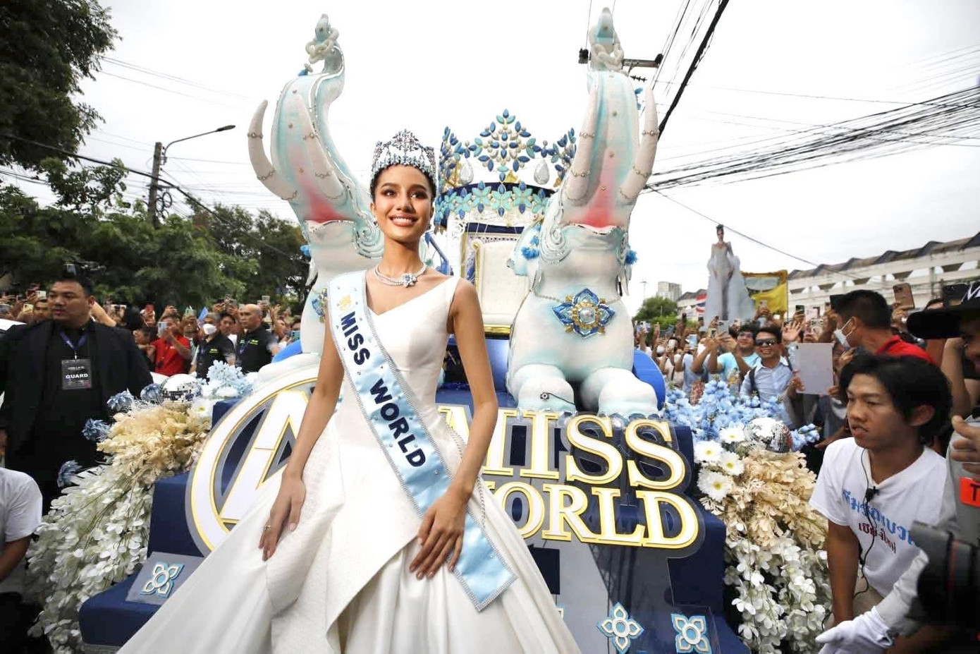 Biển người đi theo đoàn xe diễu hành chở Suchata Chuangsri qua các tuyến phố ở Thái Lan hôm 14/6.