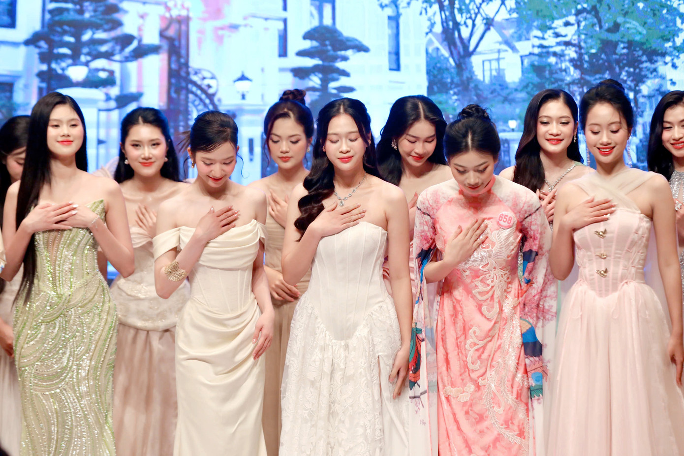 Lần đầu trong lịch sử 37 năm, vòng chung kết Hoa hậu Việt Nam diễn ra tại cố đô Huế. Bốn giá trị trụ cột của cuộc thi Hoa hậu Việt Nam là Nhan sắc - Văn hóa - Trí tuệ - Cống hiến được cộng hưởng với chiều sâu văn hóa của cố đô Huế, góp phần làm nên vị thế danh giá và sự khác biệt của cuộc thi.