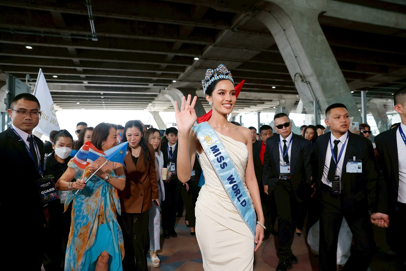 Hàng nghìn người dân Thái Lan đã đổ ra đường để chào đón Suchata Chuangsri. Chiến thắng của cô khiến người dân Thái Lan tự hào vì lần đầu có một người đẹp đến từ xứ sở chùa vàng đăng quang ngôi vị Hoa hậu Thế giới.