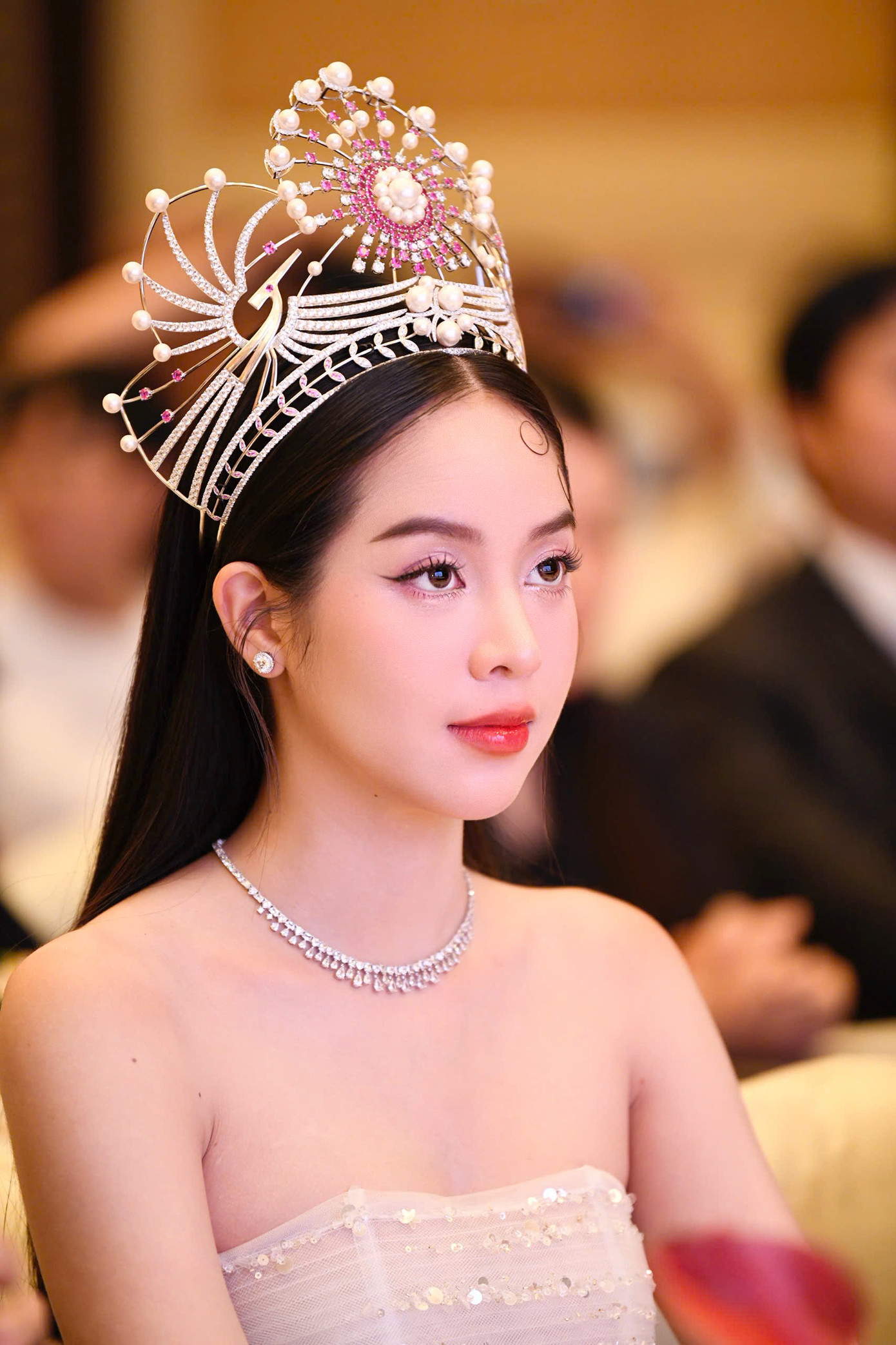 "Tôi mong rằng cô gái kế nhiệm mình sẽ không quá áp lực mà hãy tận hưởng nhiệm kỳ của mình, bên cạnh đó luôn nỗ lực hoàn thiện bản thân, cống hiến cho cộng đồng. Sự cống hiến mới làm nên giá trị của một hoa hậu", Thanh Thủy chia sẻ.