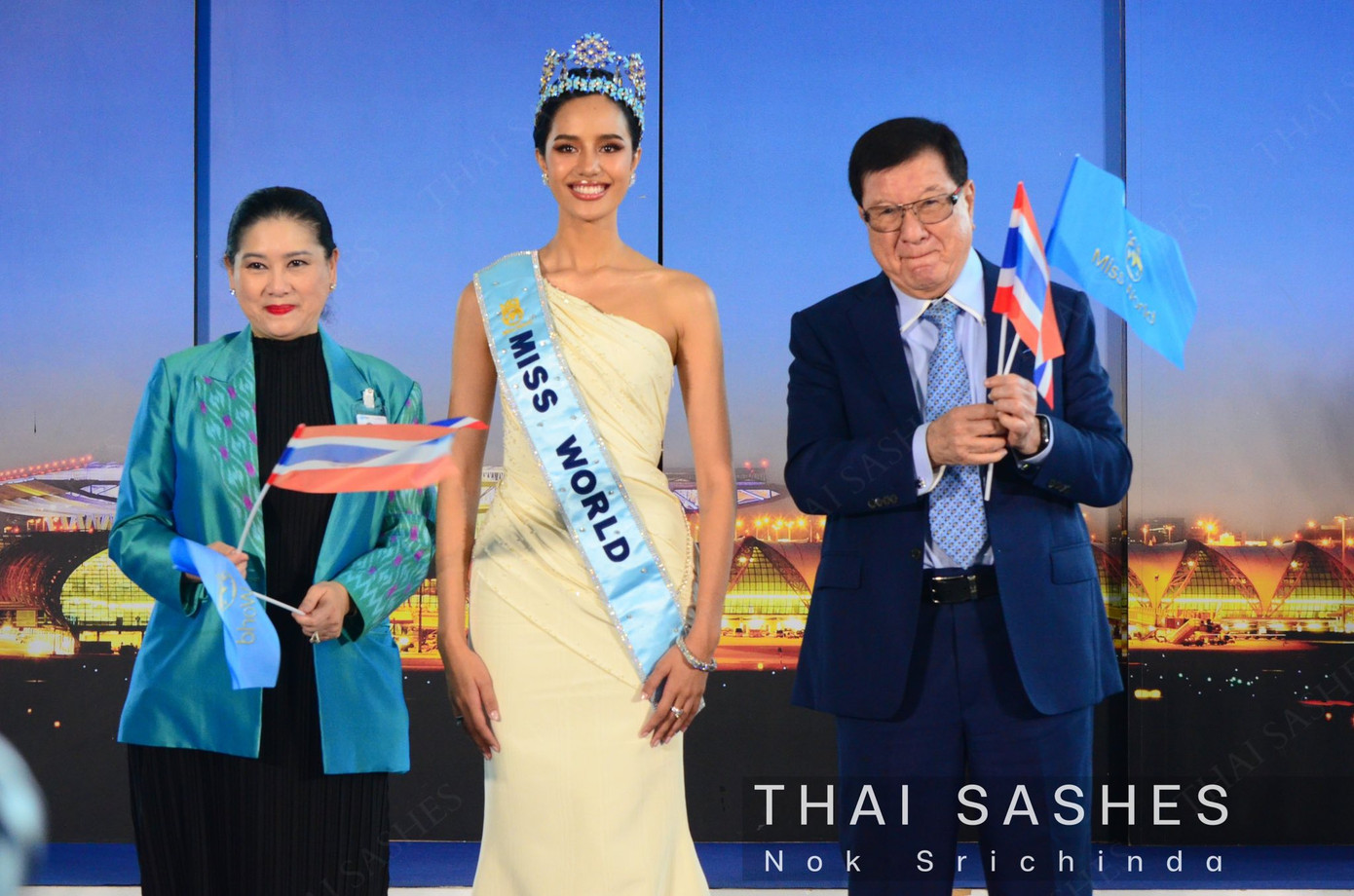 Đăng quang Hoa hậu Thế giới 2025, Opal Suchata được trao vương miện đính kim cương màu xanh biểu tượng của Miss World và phần thưởng tiền mặt trị giá 215.000 USD. Khoản tiền này được sử dụng để phục vụ các hoạt động nhân đạo trong suốt nhiệm kỳ một năm.