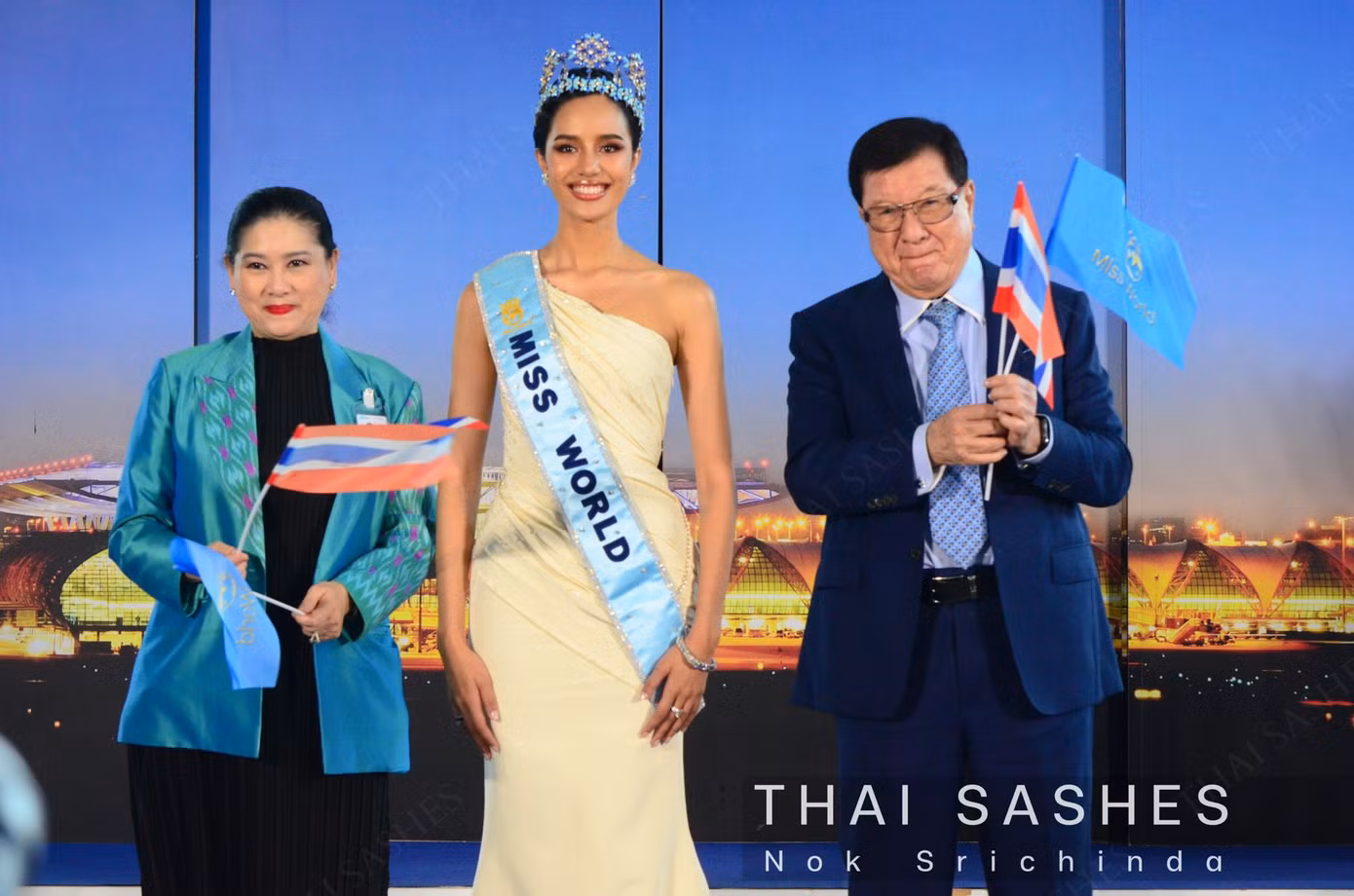 Đăng quang Hoa hậu Thế giới 2025, Opal Suchata được trao vương miện đính kim cương màu xanh biểu tượng của Miss World và phần thưởng tiền mặt trị giá 215.000 USD. Khoản tiền này được sử dụng để phục vụ các hoạt động nhân đạo trong suốt nhiệm kỳ một năm.