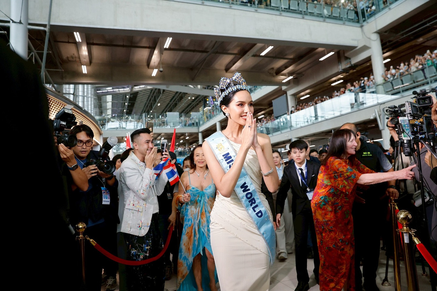 Suchata Chuangsri đã chứng minh sự nỗ lực khi dám từ bỏ danh hiệu Á hậu 3 Hoa hậu Hoàn vũ 2024 để theo đuổi giấc mơ. Cô cũng truyền cảm hứng với câu chuyện vượt qua căn bệnh ung thư vú ở tuổi 16.