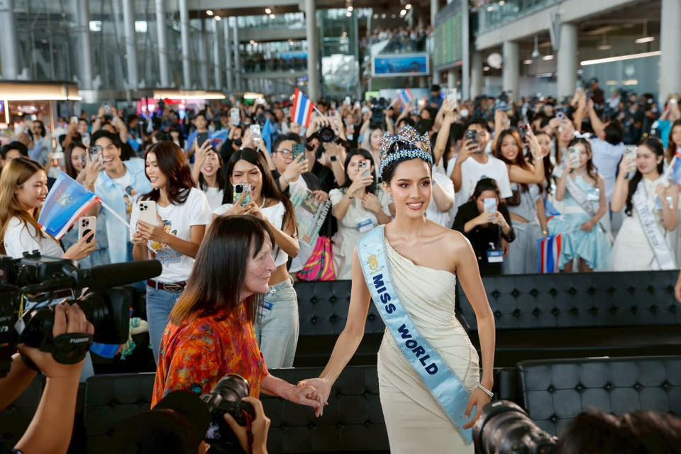 Ngày 14/6, Hoa hậu Thế giới 2025 Suchata Chuangsri đã trở về Thái Lan sau hơn 2 tuần đăng quang ngôi vị Miss World lần thứ 72 ở Ấn Độ. Cô trở về quê nhà cùng bà Julia Morley - Chủ tịch Miss World.