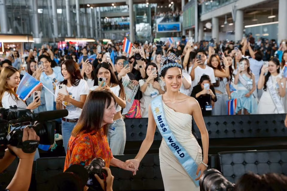 Ngày 14/6, Hoa hậu Thế giới 2025 Suchata Chuangsri đã trở về Thái Lan sau hơn 2 tuần đăng quang ngôi vị Miss World lần thứ 72 ở Ấn Độ. Cô trở về quê nhà cùng bà Julia Morley - Chủ tịch Miss World.