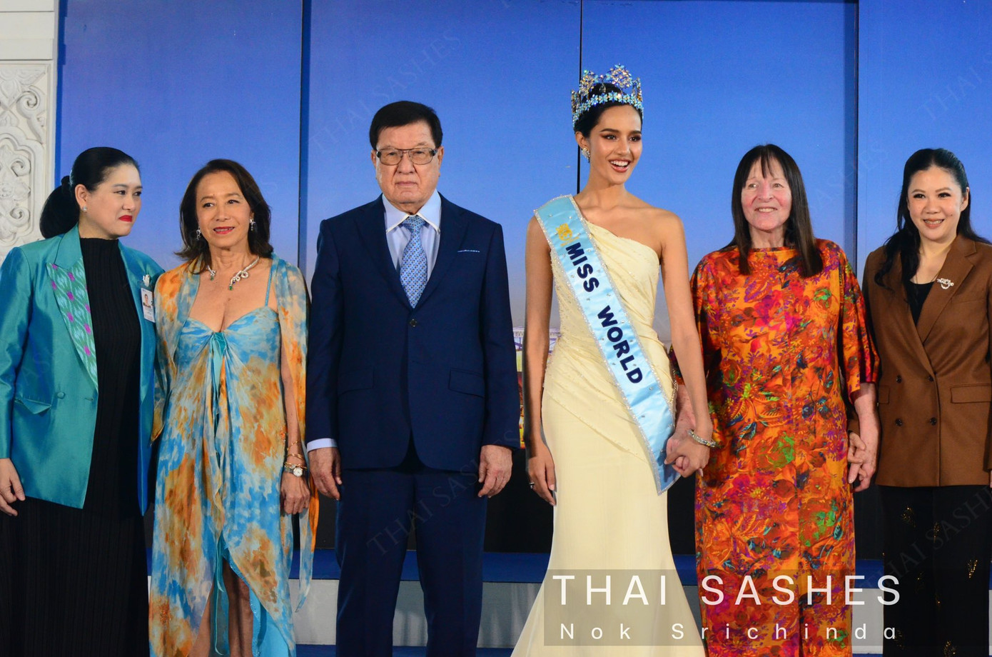 Đăng quang Hoa hậu Thế giới 2025, Opal Suchata được trao vương miện đính kim cương màu xanh biểu tượng của Miss World và phần thưởng tiền mặt trị giá 215.000 USD. Khoản tiền này được sử dụng để phục vụ các hoạt động nhân đạo trong suốt nhiệm kỳ một năm.