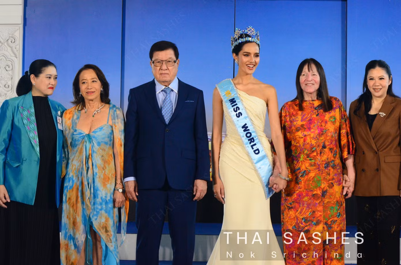 Đăng quang Hoa hậu Thế giới 2025, Opal Suchata được trao vương miện đính kim cương màu xanh biểu tượng của Miss World và phần thưởng tiền mặt trị giá 215.000 USD. Khoản tiền này được sử dụng để phục vụ các hoạt động nhân đạo trong suốt nhiệm kỳ một năm.