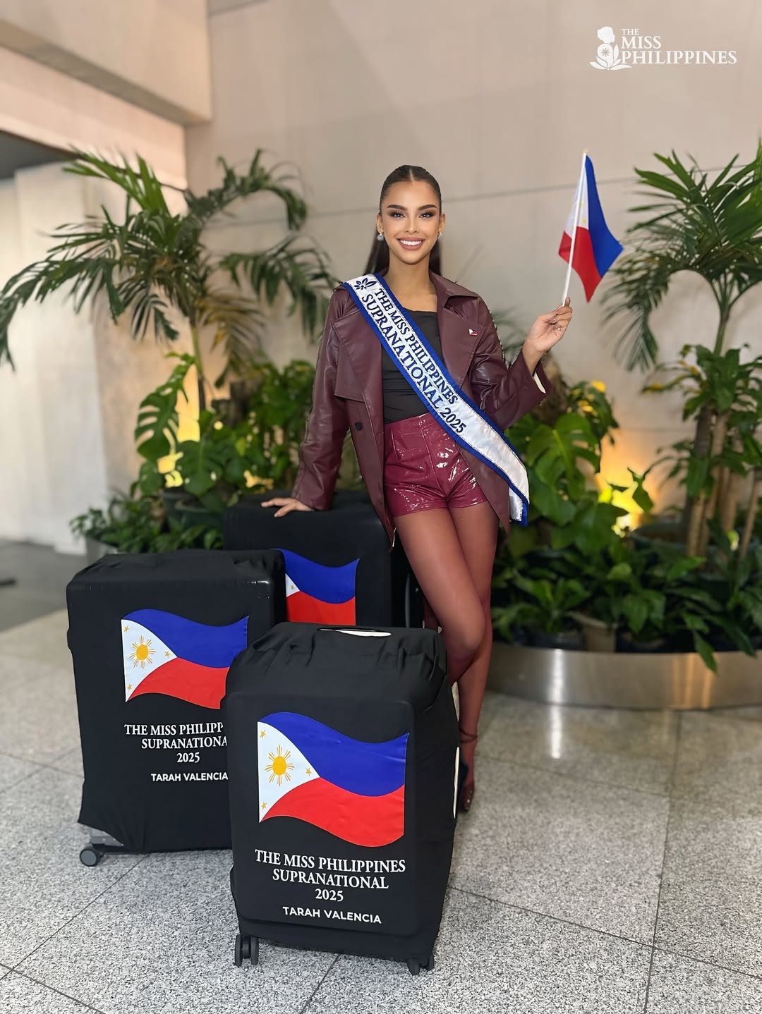 Đại diện Philippines - Tarah Valencia - được nhiều fan ra sân bay tiễn đi thi. Cô là ứng viên nổi bật ở khu vực châu Á. Tarah Valencia đã tốt nghiệp loại xuất sắc chuyên ngành Du lịch Quốc tế tại Đại học Baguio. Cô theo đuổi nhiều hoạt động bảo vệ môi trường, tổ chức các chiến dịch dọn dẹp khắp thành phố để truyền cảm hứng cho người dân địa phương và du khách.