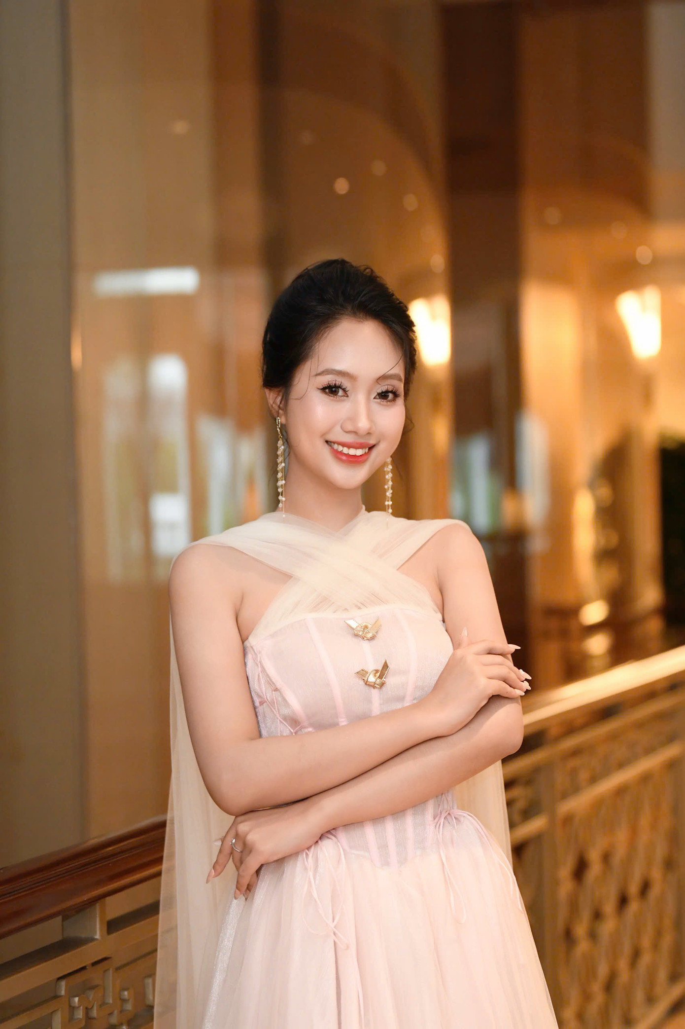 Thí sinh Nguyễn Mai Phương, SBD 131, sinh năm 2000, đến từ Yên Bái. Cô cao 1,68 m, nặng 50 kg, số đo ba vòng 77-59-88 cm. Mai Phương là Hoa khôi Đại học Dược Hà Nội. Năm 2024, cô tốt nghiệp bằng Dược sĩ và được Khen thưởng đạt thành tích xuất sắc trong 5 năm học tại Đại học Dược Hà Nội.