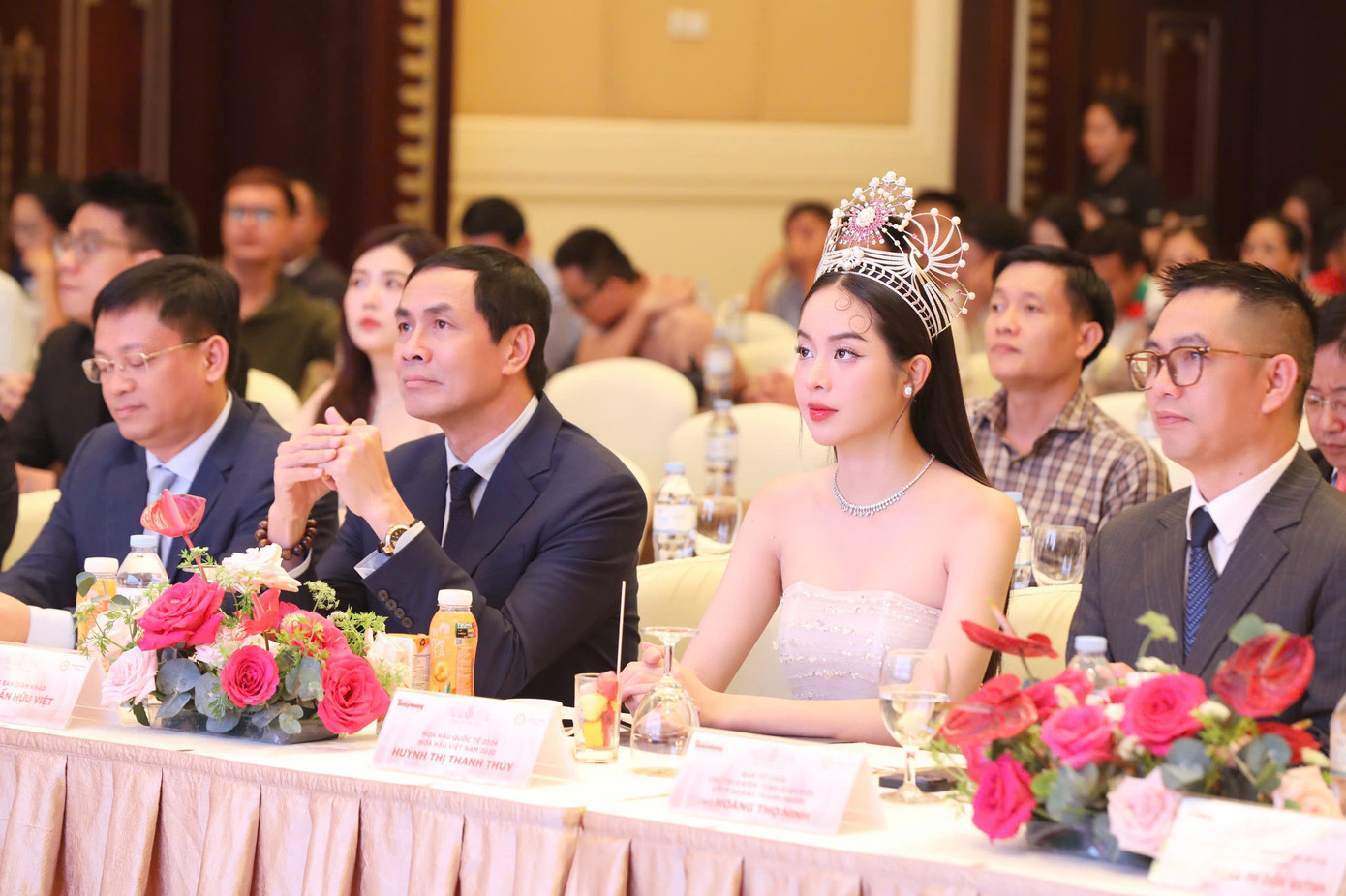 Cô cũng hào hứng vì đang trong quá trình tìm ra người kế nhiệm. Hoa hậu Việt Nam 2022 không thấy quá áp lực khi nhiệm kỳ kéo dài. “Khi đã mang danh hiệu, cả đời sẽ được mọi người gọi là hoa hậu”, Thanh Thủy bày tỏ.