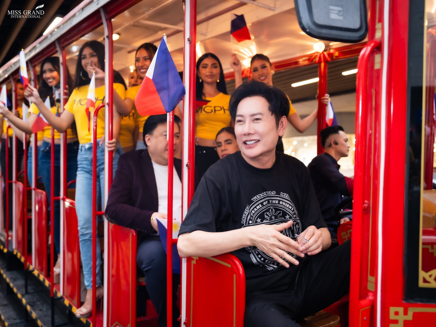 Ông Nawat và Hoa hậu Hòa bình Quốc tế 2024 Christine Juliane Opiaza trong chuyến trở về quê nhà ở Philippines. Ông Nawat và Hoa hậu Hòa bình Quốc tế 2024 Christine Juliane Opiaza trong chuyến trở về quê nhà ở Philippines.