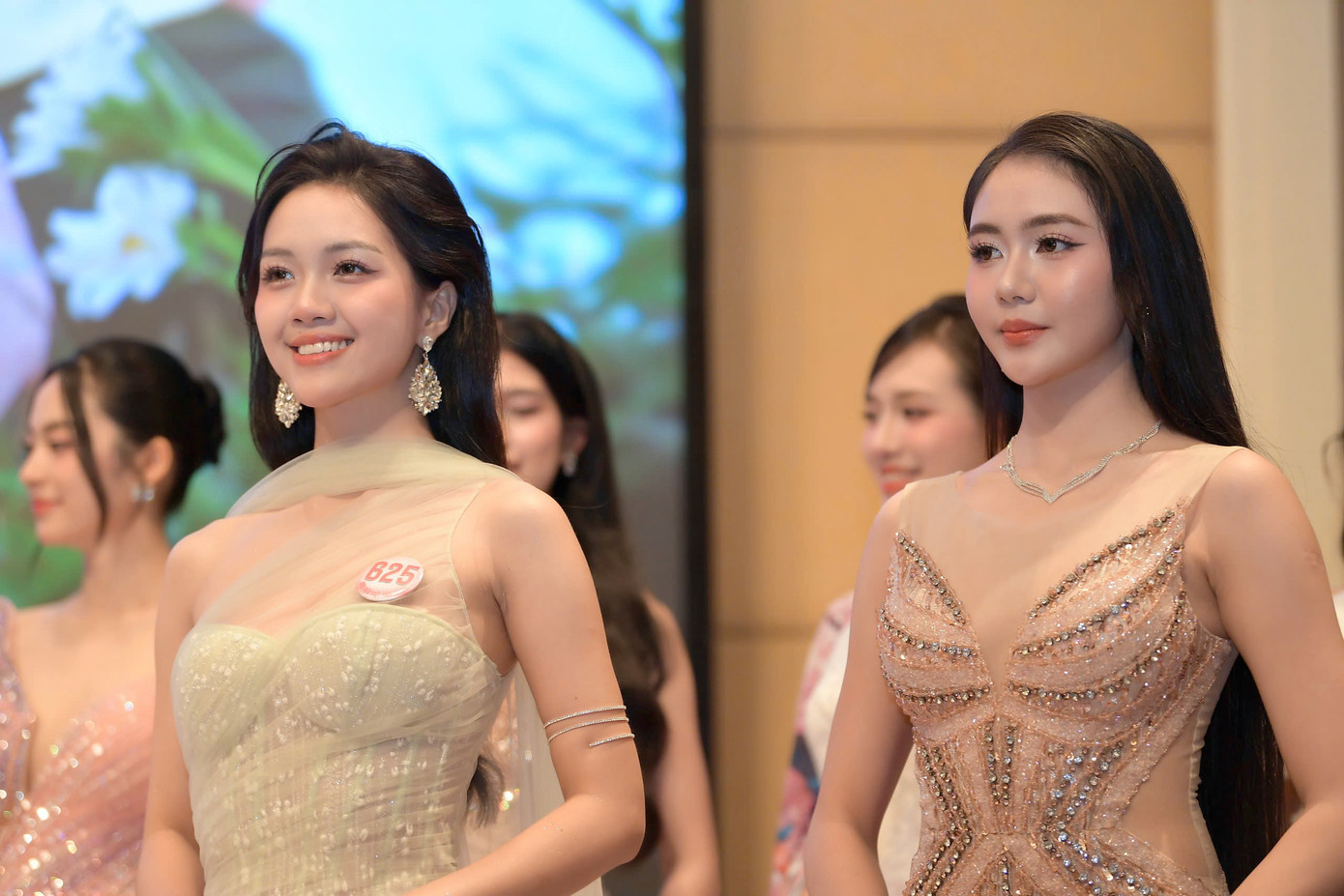 Trải qua 6 tháng với nhiều vòng thi - từ sơ khảo, đến chung khảo toàn quốc - Hoa hậu Việt Nam 2024 ghi dấu ấn bằng sự chuyên nghiệp, sáng tạo và đầy nhân văn. Từ hàng trăm thí sinh trên khắp cả nước, BTC chọn ra 25 thí sinh xuất sắc để bước vào vòng chung kết.