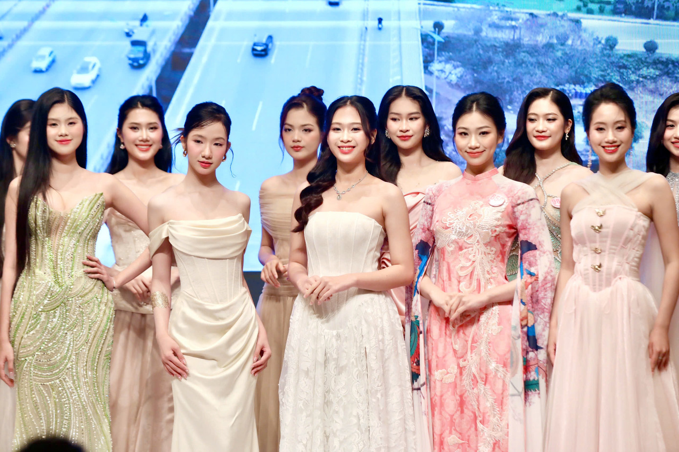 Lần đầu trong lịch sử 37 năm, vòng chung kết Hoa hậu Việt Nam diễn ra tại cố đô Huế. Bốn giá trị trụ cột của cuộc thi Hoa hậu Việt Nam là Nhan sắc - Văn hóa - Trí tuệ - Cống hiến được cộng hưởng với chiều sâu văn hóa của cố đô Huế, góp phần làm nên vị thế danh giá và sự khác biệt của cuộc thi.