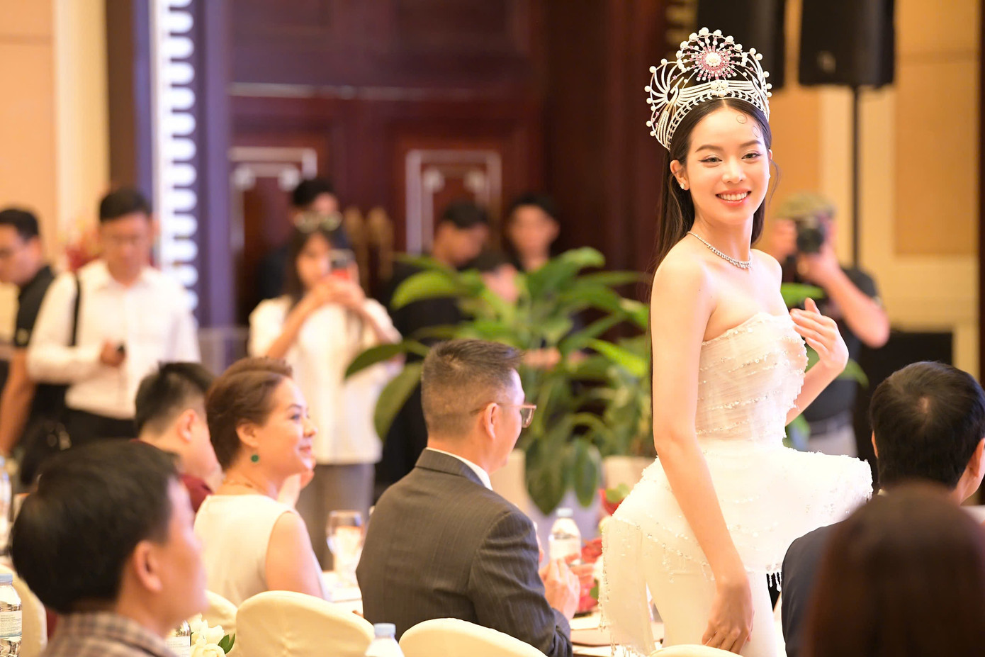 Cô cũng hào hứng vì đang trong quá trình tìm ra người kế nhiệm. Hoa hậu Việt Nam 2022 không thấy quá áp lực khi nhiệm kỳ kéo dài. “Khi đã mang danh hiệu, cả đời sẽ được mọi người gọi là hoa hậu”, Thanh Thủy bày tỏ.