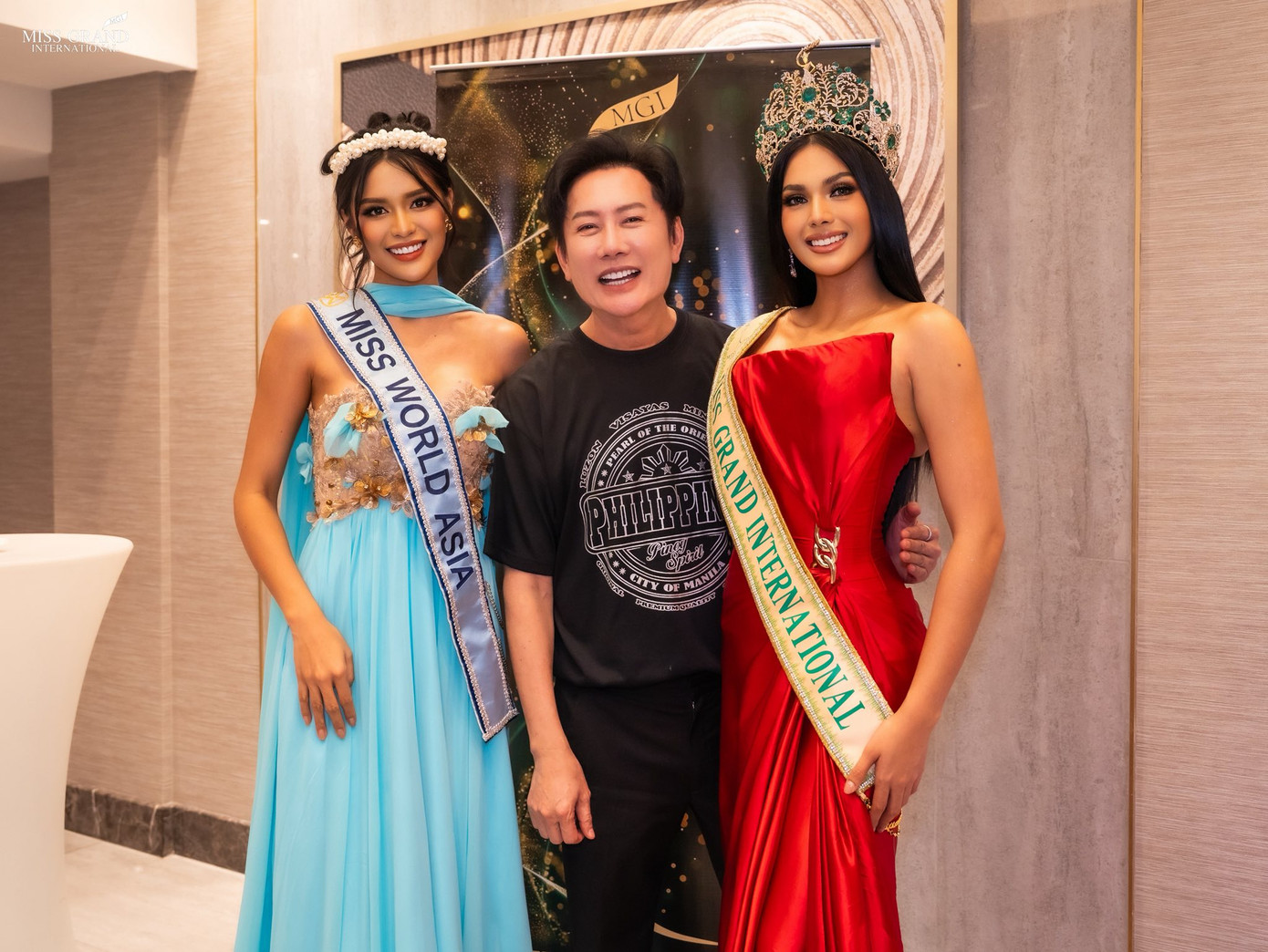 Ông Nawat và Hoa hậu Hòa bình Quốc tế 2024 Christine Juliane Opiaza trong chuyến trở về quê nhà ở Philippines. Ông Nawat và Hoa hậu Hòa bình Quốc tế 2024 Christine Juliane Opiaza trong chuyến trở về quê nhà ở Philippines.