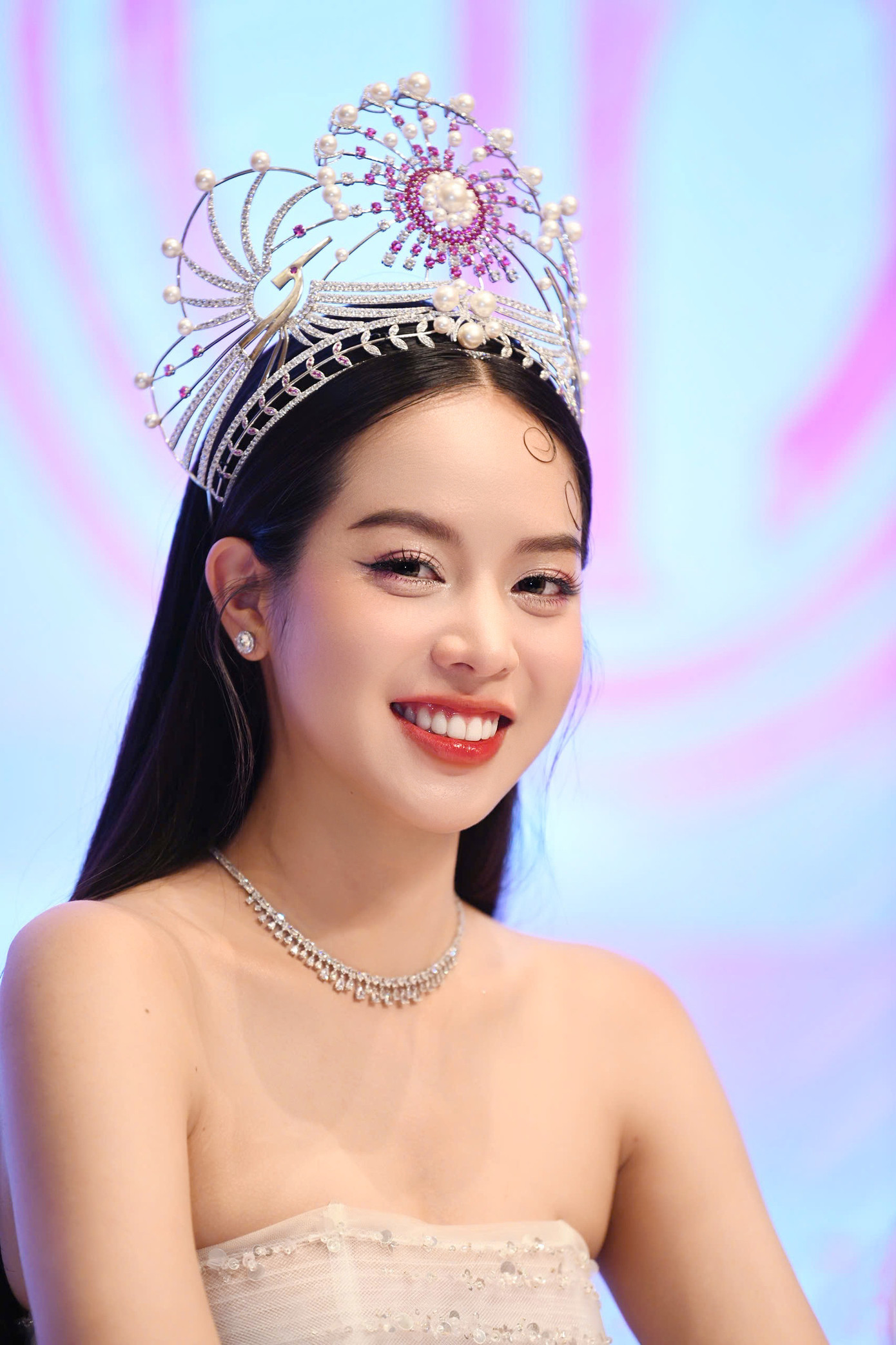 Cô cũng chia sẻ thêm về lòng nhân ái của một hoa hậu. Thanh Thủy nói tấm lòng nhân ái thể hiện ở việc bản thân sống tử tế, học tập và làm theo 5 điều Bác Hồ dạy.