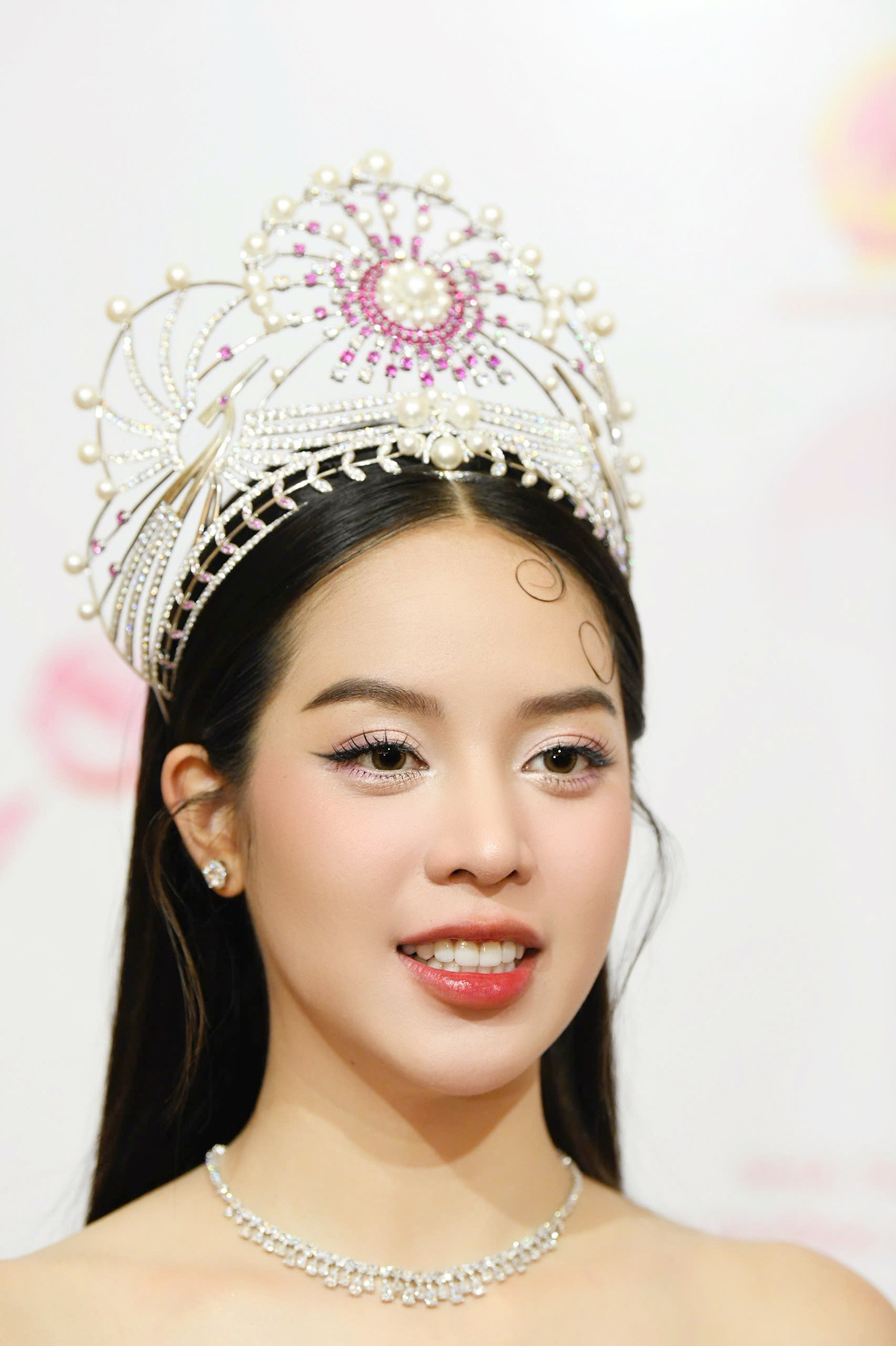 Trước đó, Thanh Thủy có kế hoạch bay vào Huế để chuẩn bị tham dự chung kết Hoa hậu Việt Nam dự kiến diễn ra ngày 14/6 trên sân khấu mặt nước sông Hương. Khi biết tin ban tổ chức rời chung kết vì lý do thời tiết, Thanh Thủy cho biết cô có chút tiếc nuối. "Tuy nhiên, tôi đồng cảm với những nỗ lực của ban tổ chức và trên hết vẫn phải đảm bảo an toàn cho ê-kíp. Hy vọng đêm chung kết sắp tới sẽ thật mãn nhãn, đáp lại kỳ vọng của khán giả", cô nói.